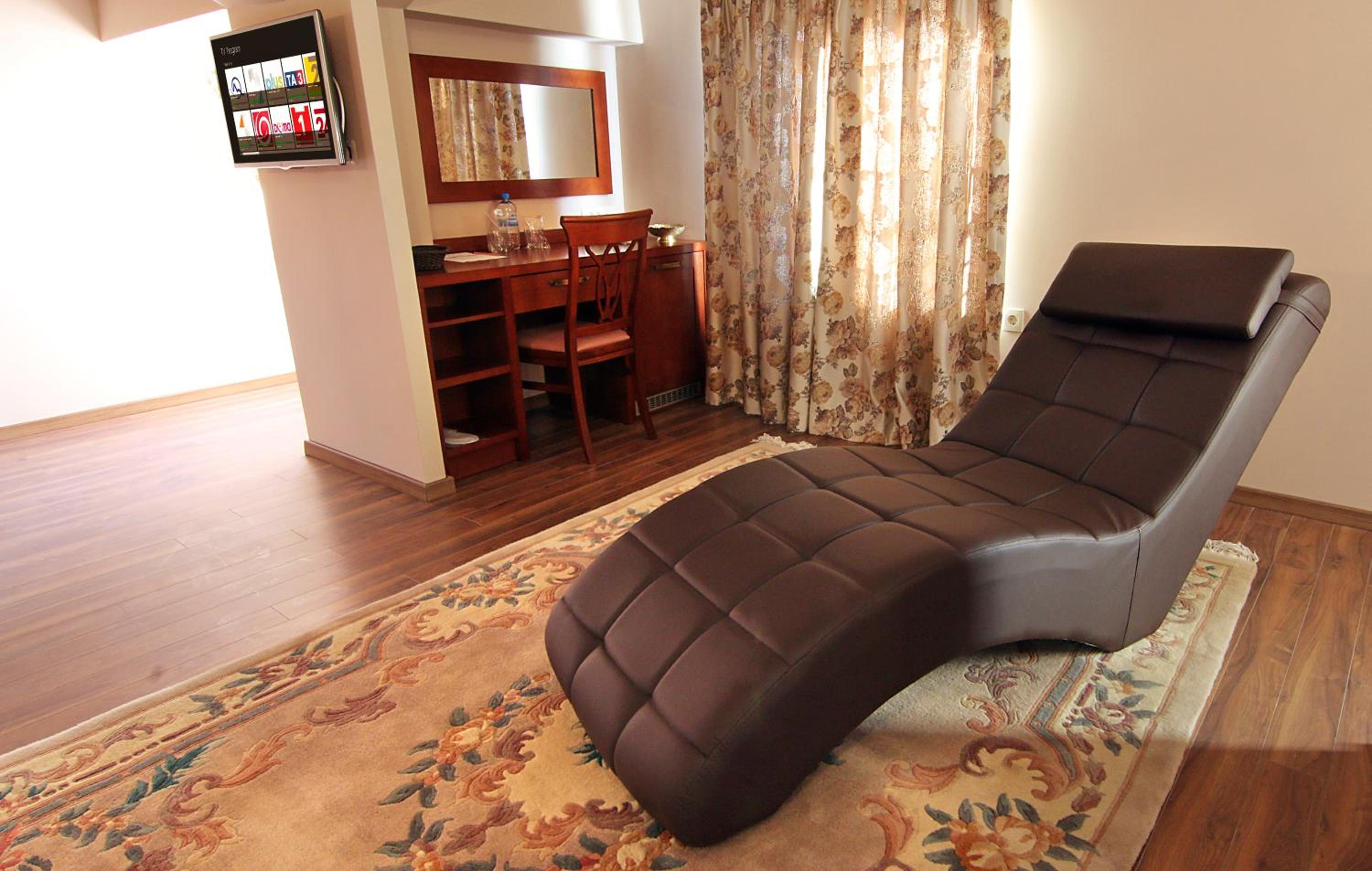 Deluxe King Suite - Photo 3