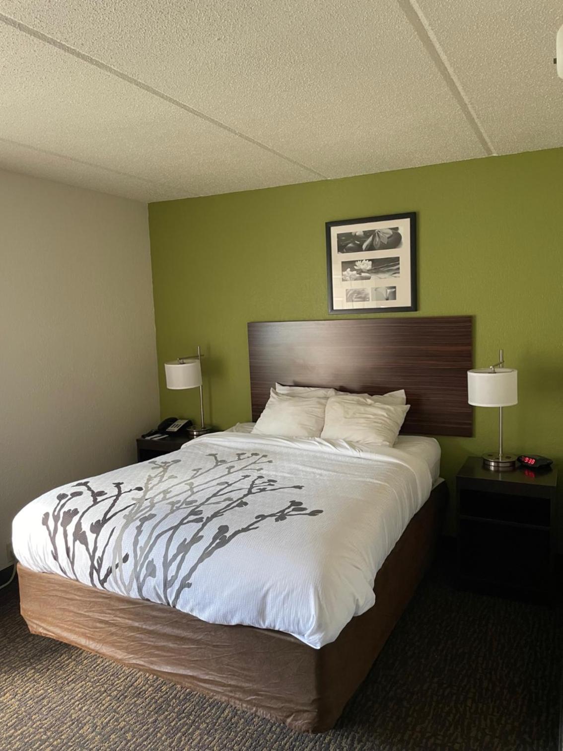 Queen Room with Balcony - Non-Smoking - Photo 3