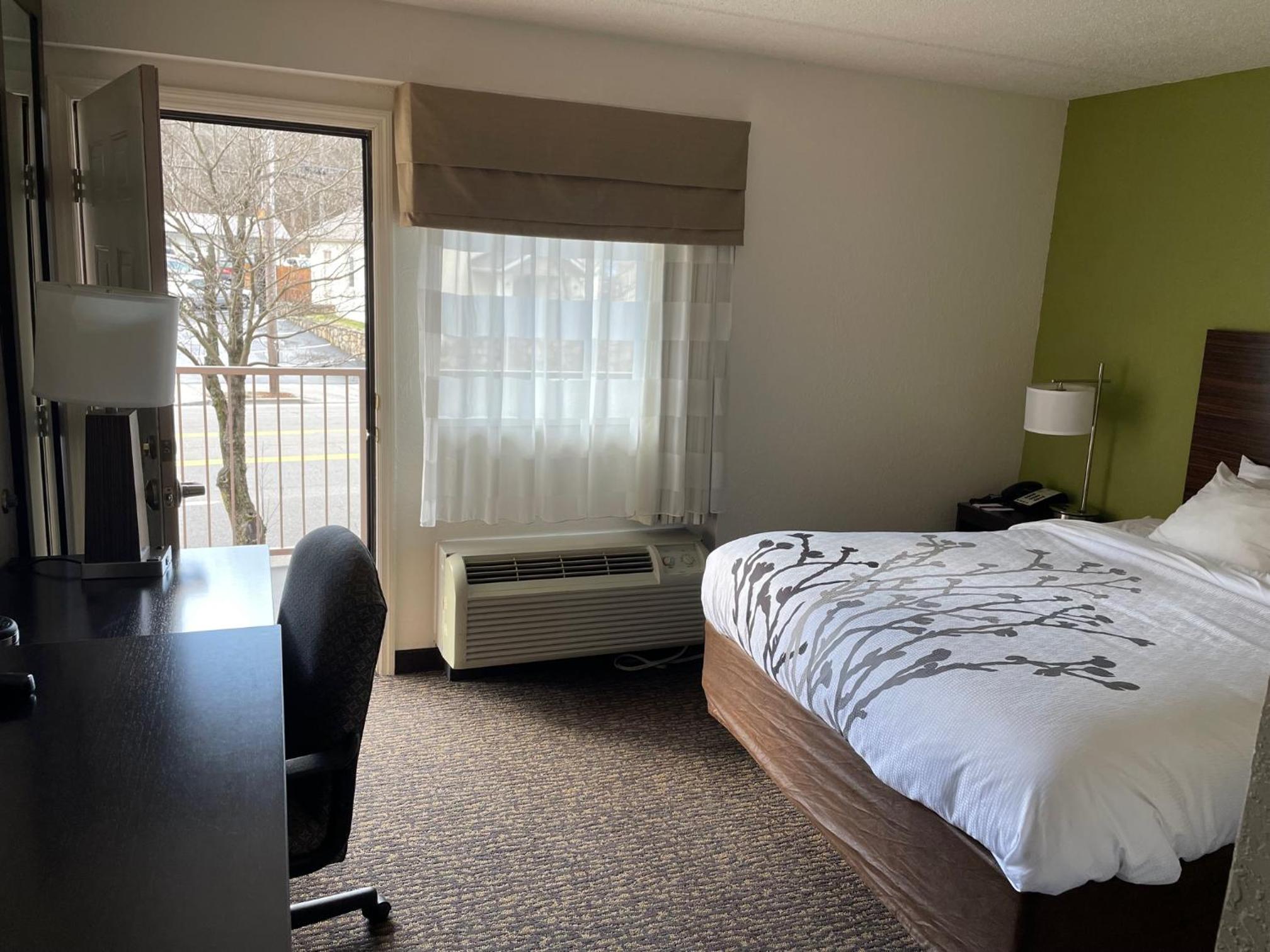 Queen Room with Balcony - Non-Smoking - Photo 2
