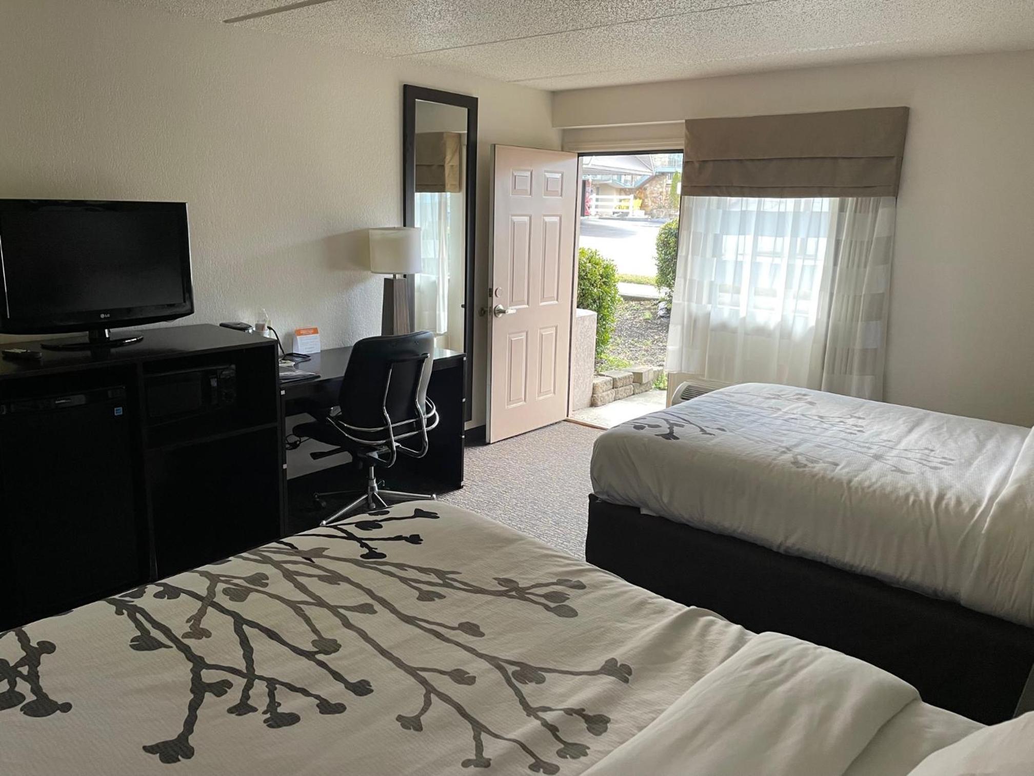 Queen Room with Two Queen Beds and Patio - Non-Smoking - Photo 2