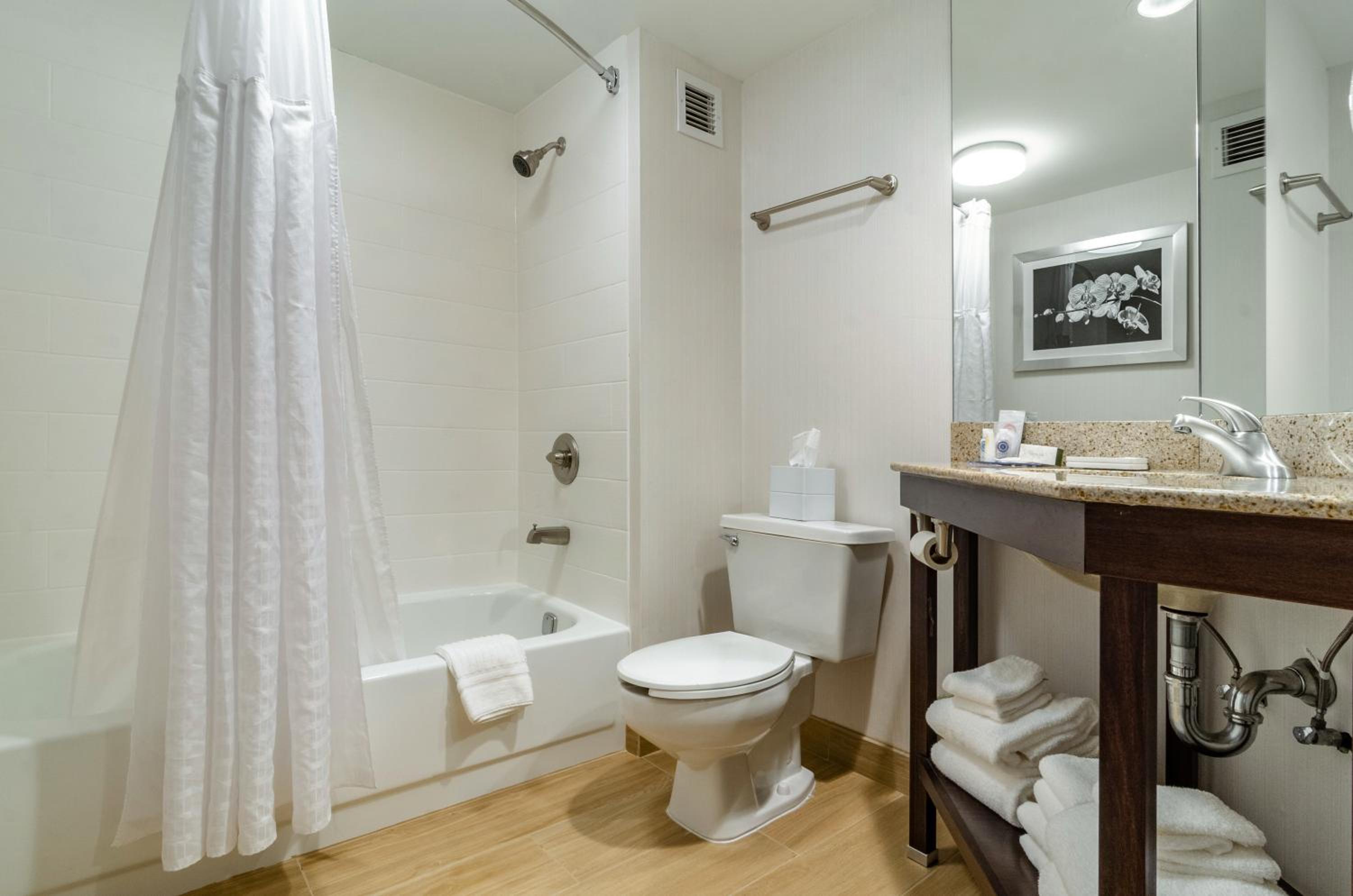Superior Queen Room with Two Queen Beds - Non Smoking - Photo 3