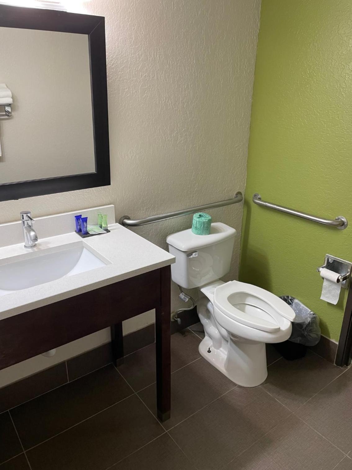 King Room - Accessible/Non-Smoking - Photo 3