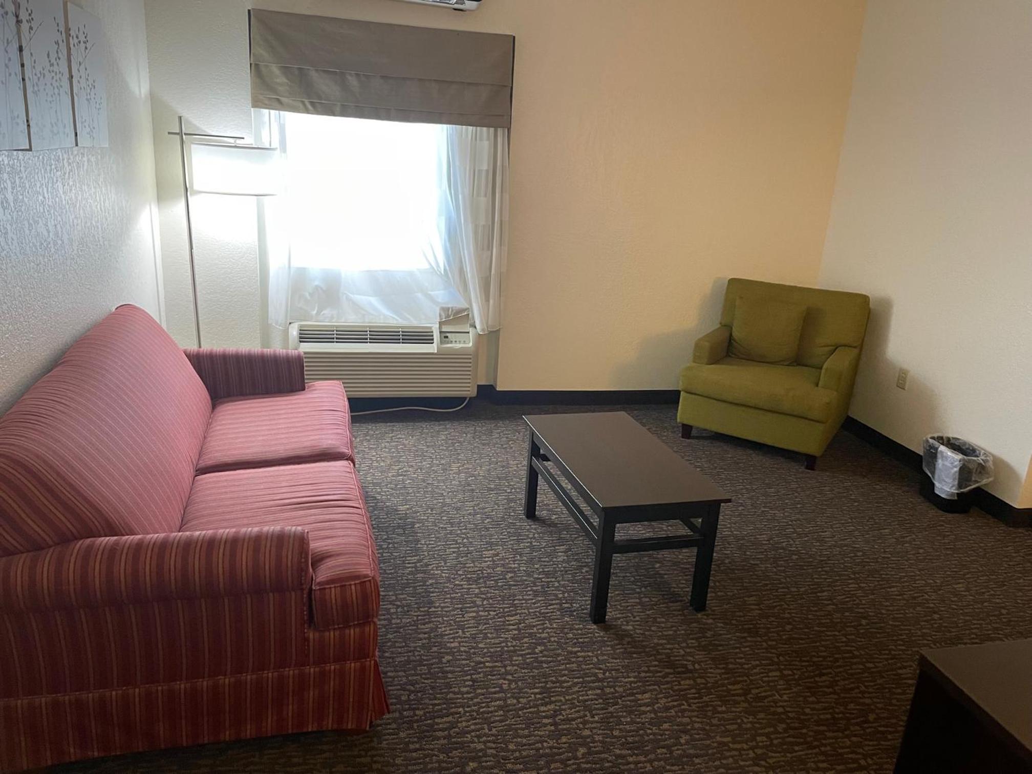 King Suite with Hot Tub - Non-Smoking - Photo 3