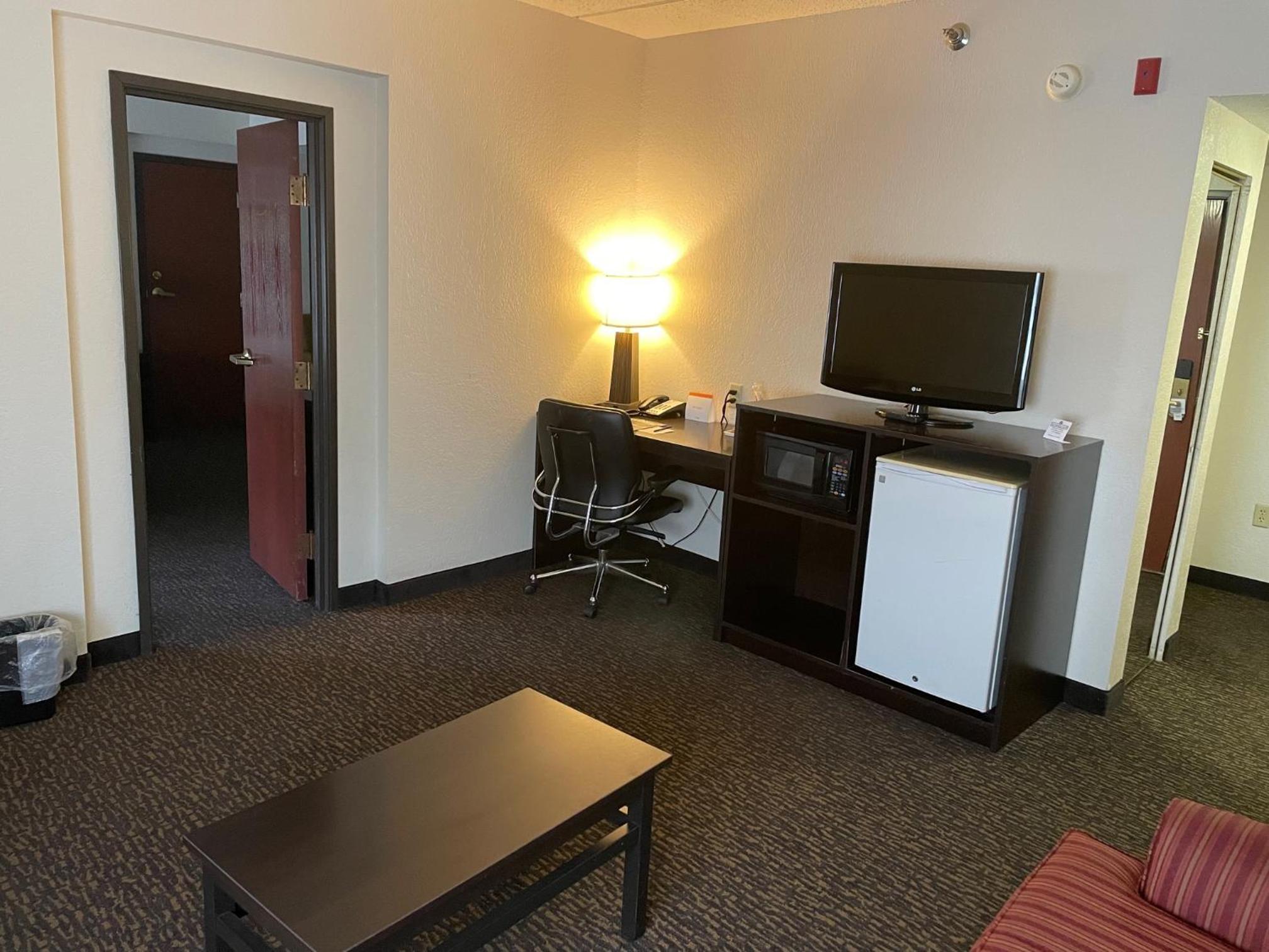 King Suite with Hot Tub - Non-Smoking - Photo 4