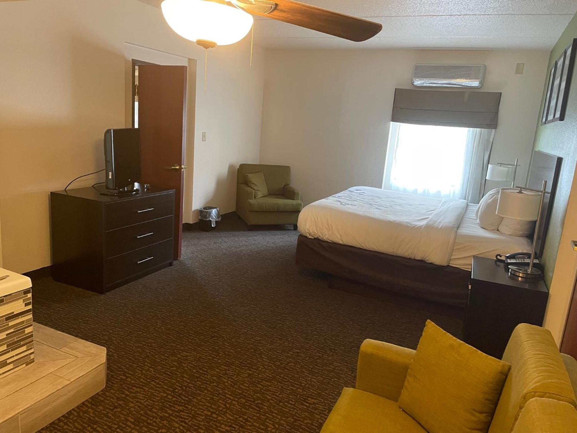 King Suite with Hot Tub - Non-Smoking - Photo 2