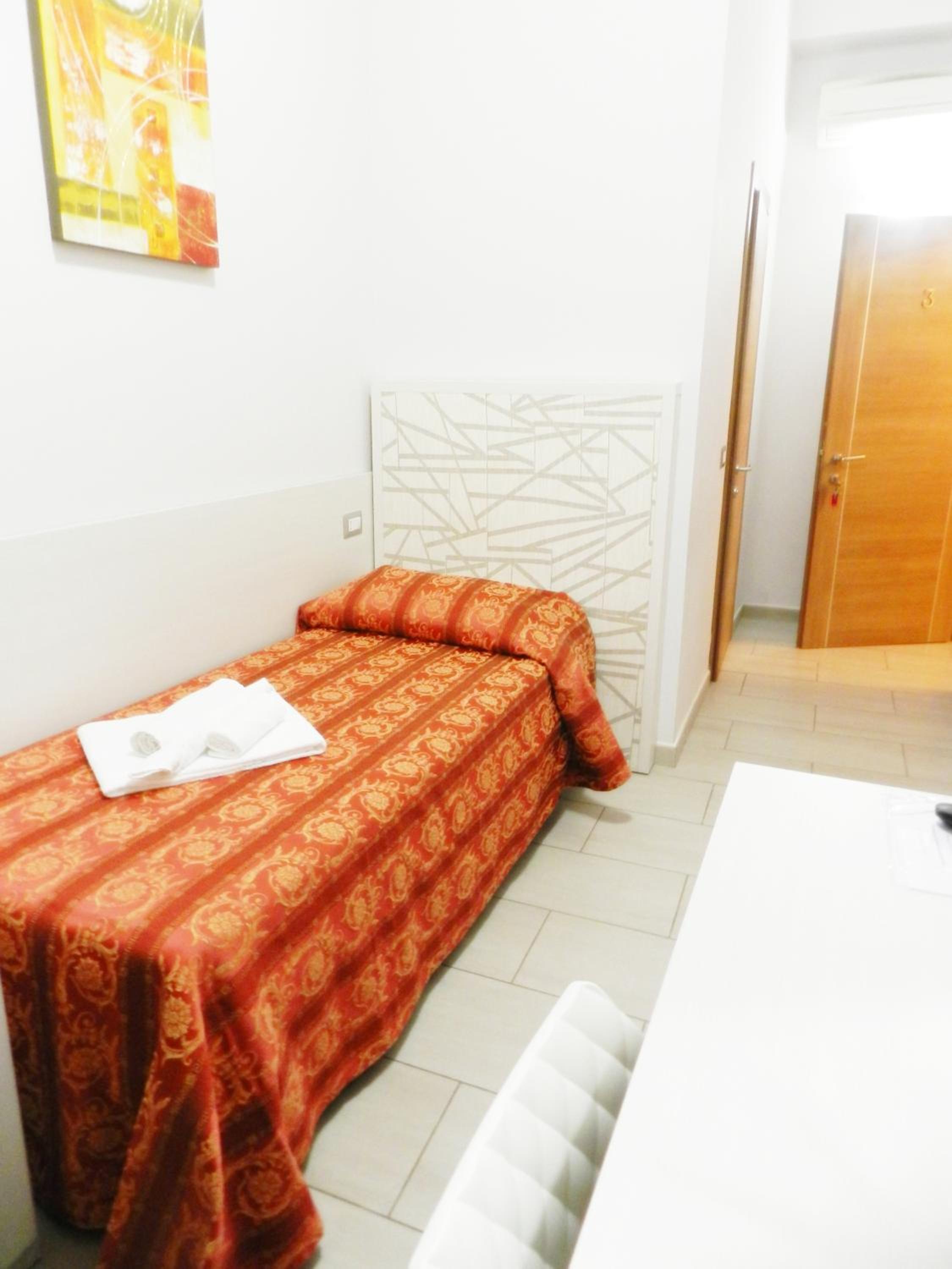Single Room photo 3