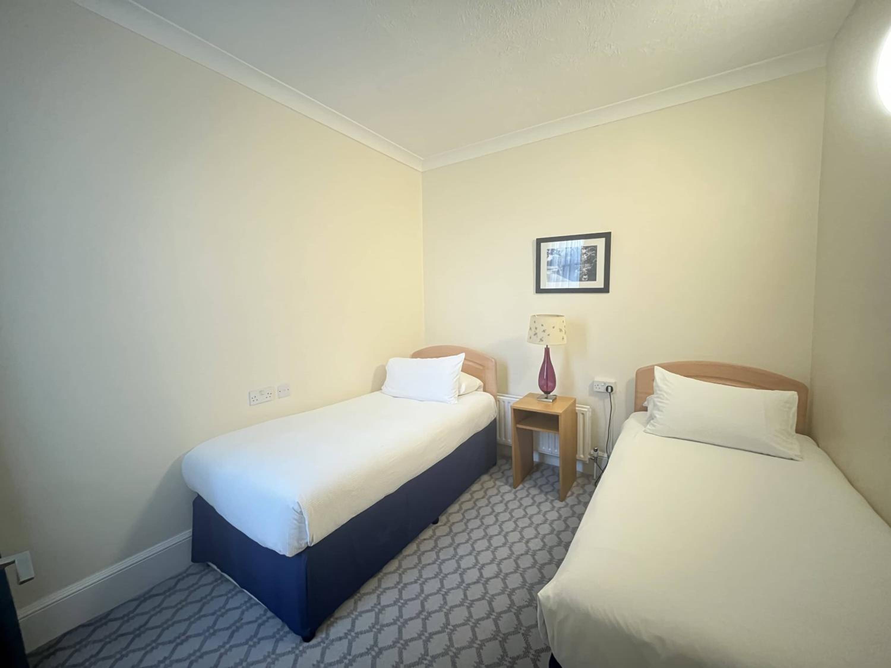 Twin Room - Photo 8