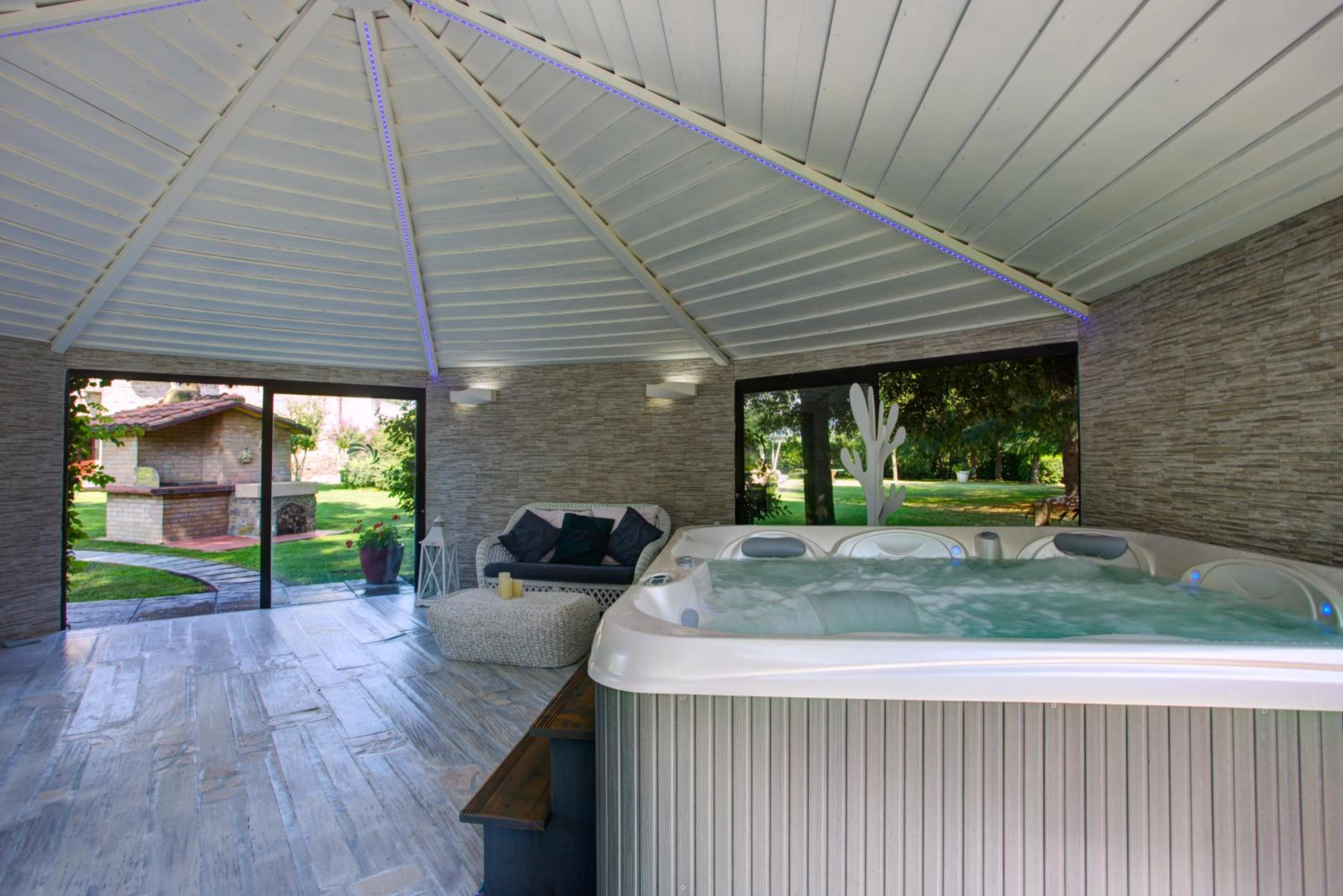 Two-Bedroom Apartment with Pool View photo 2