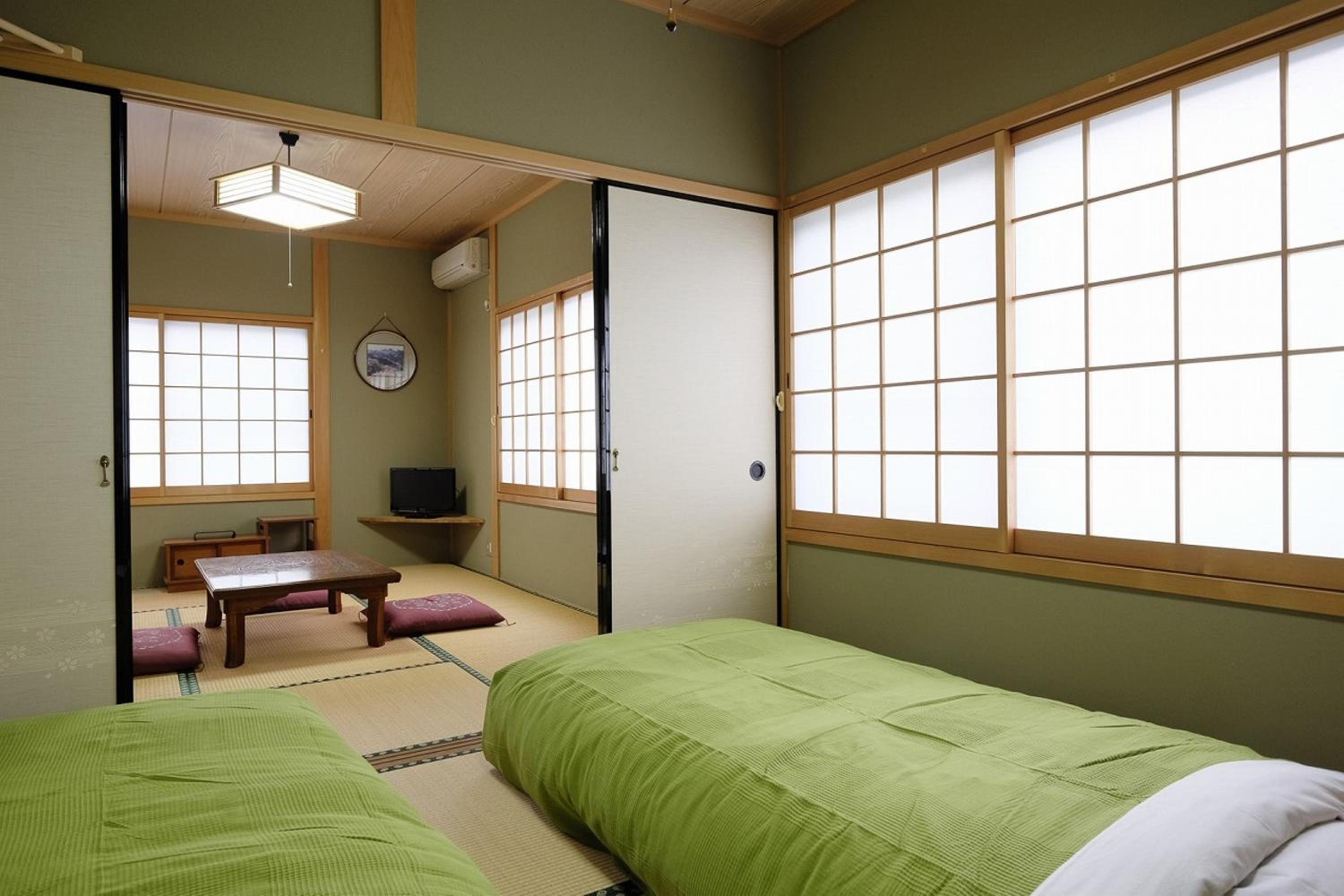 Family Room with Tatami Floor with Shared Bathroom photo 3