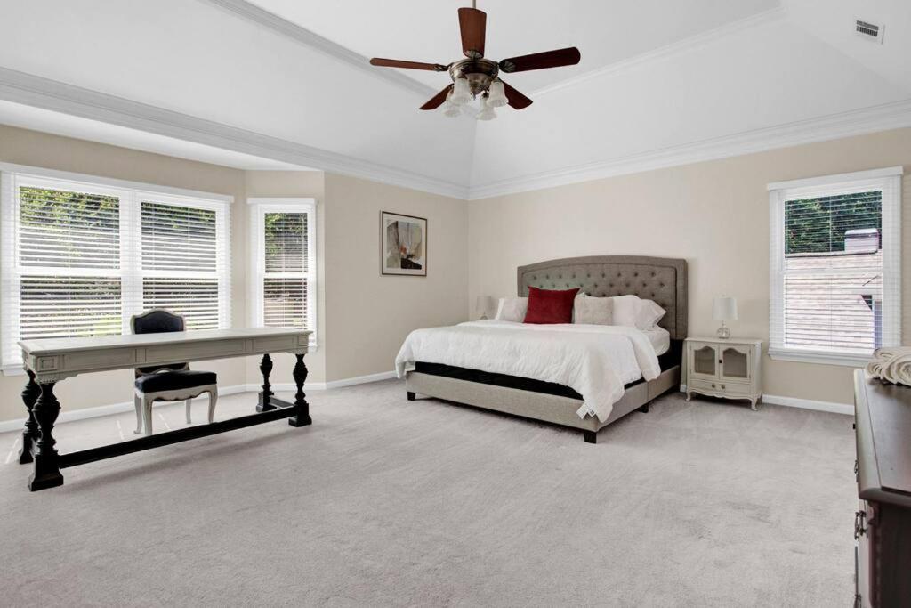 Eight-Bedroom House photo 1