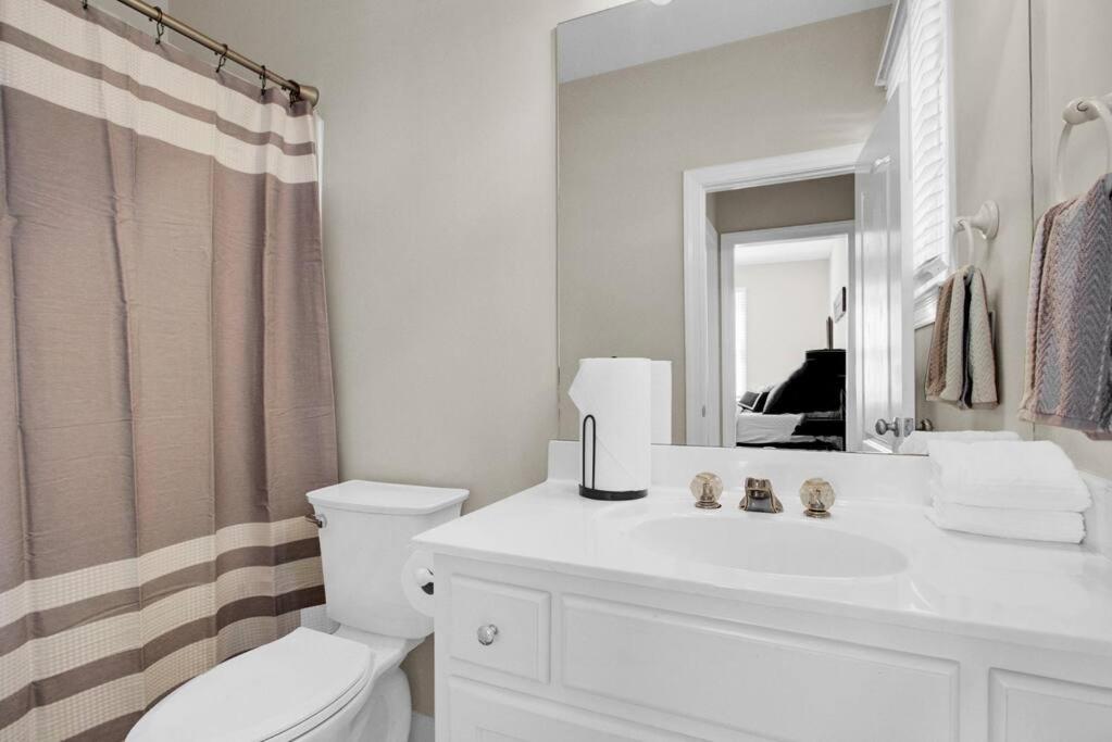 Eight-Bedroom House photo 3