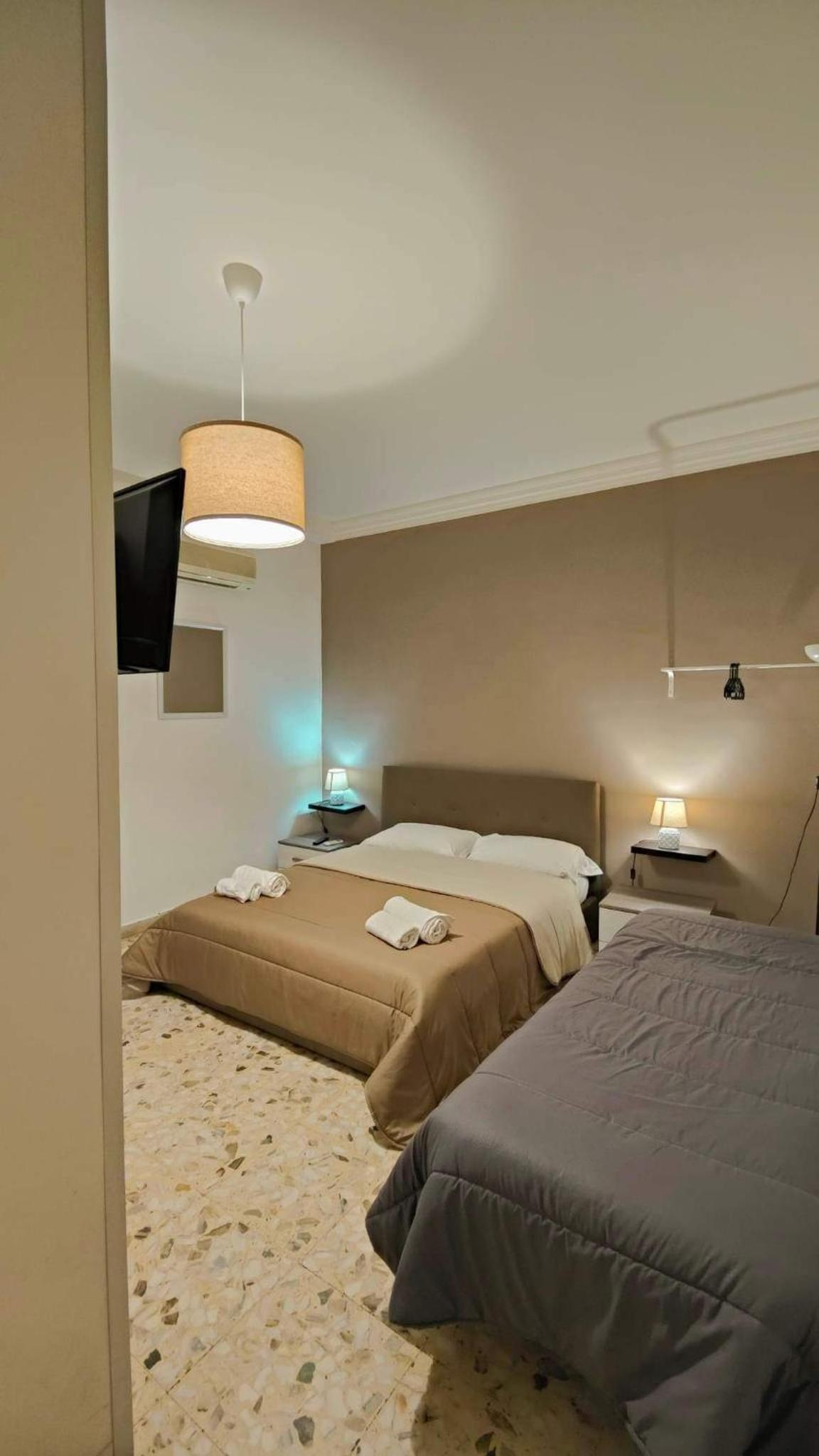Double Room with Balcony - Photo 4