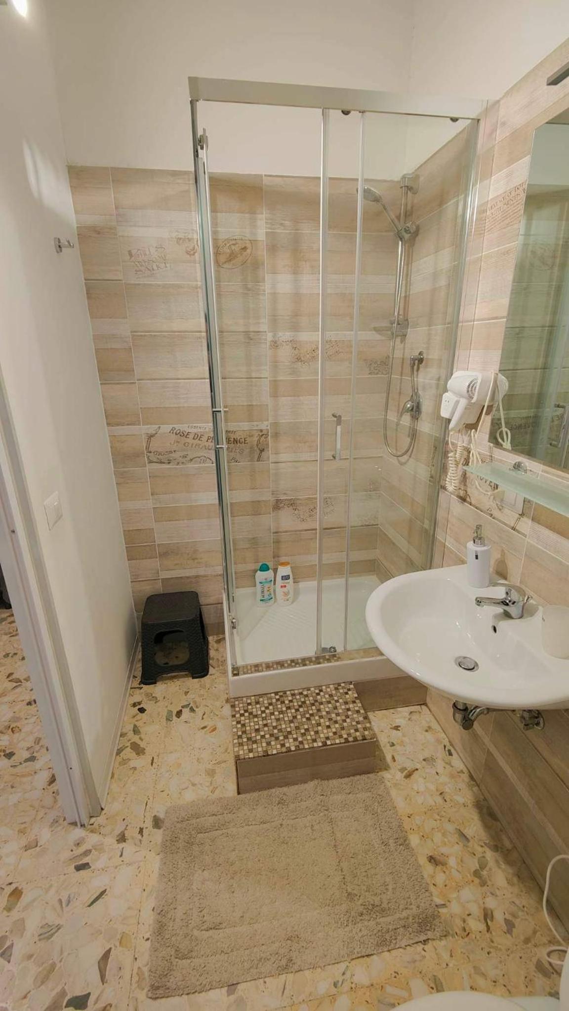 Double Room with Balcony - Photo 10