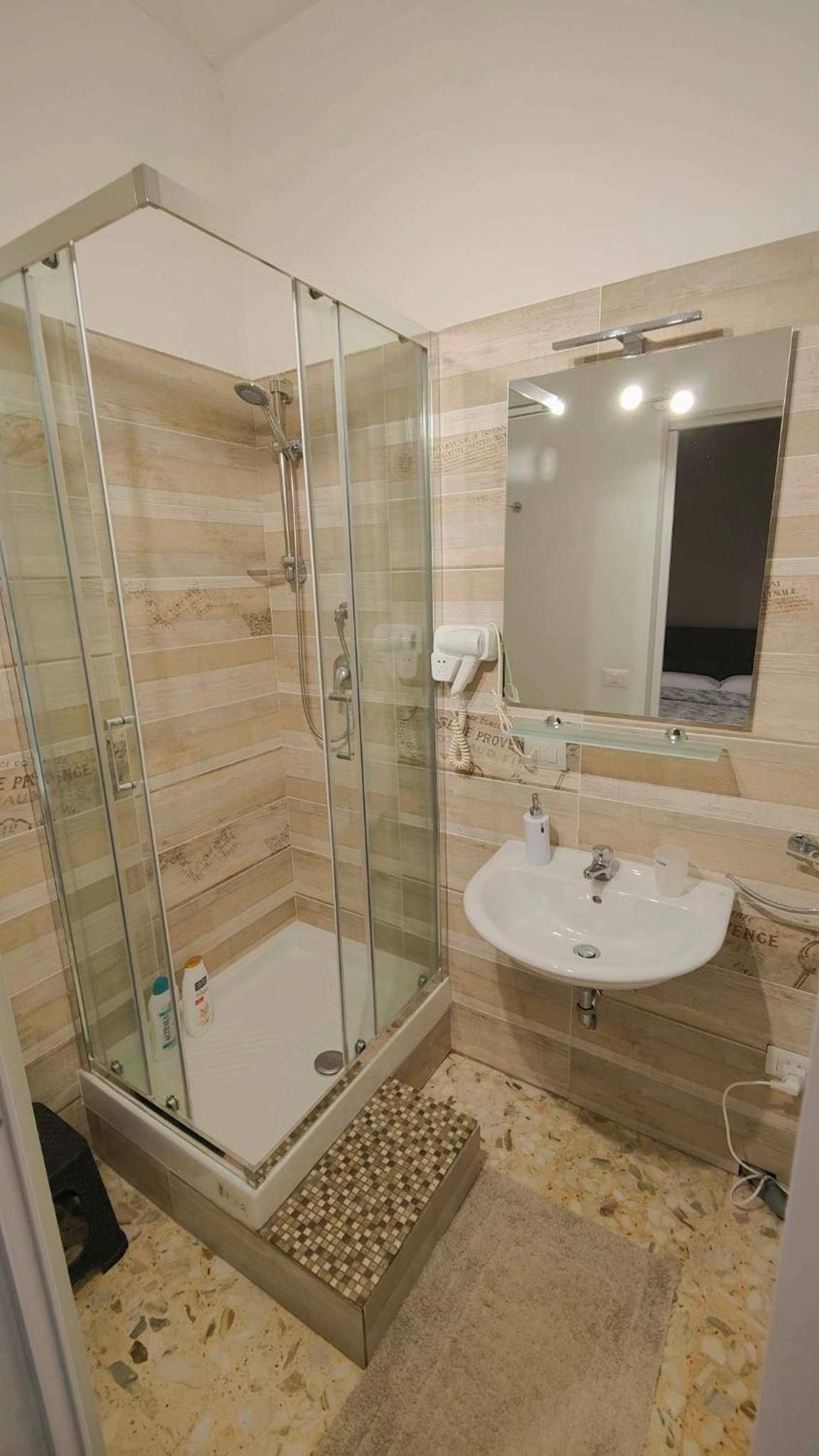 Double Room with Balcony - Photo 9