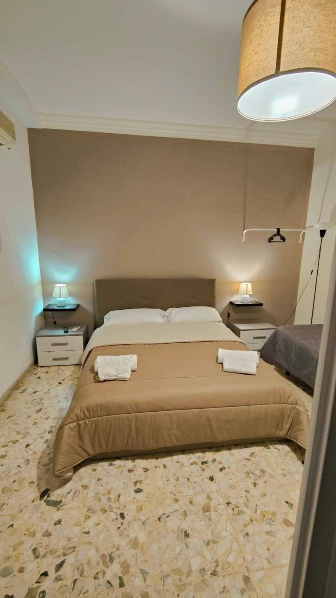 Double Room with Balcony - Photo 3