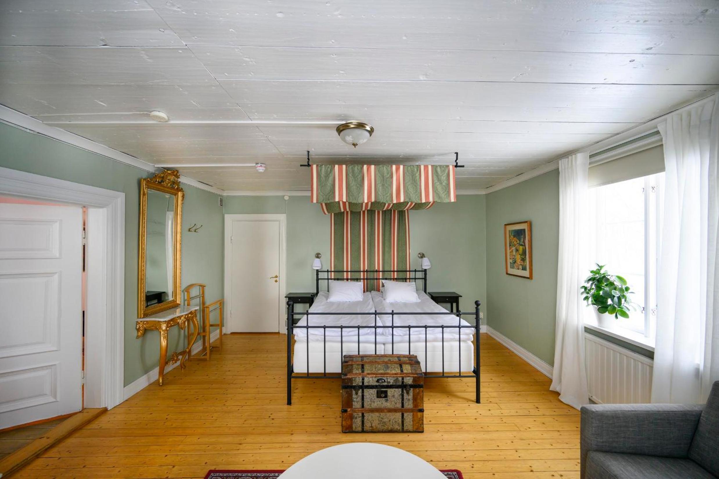 Quadruple Room with Private Bathroom - Photo 2