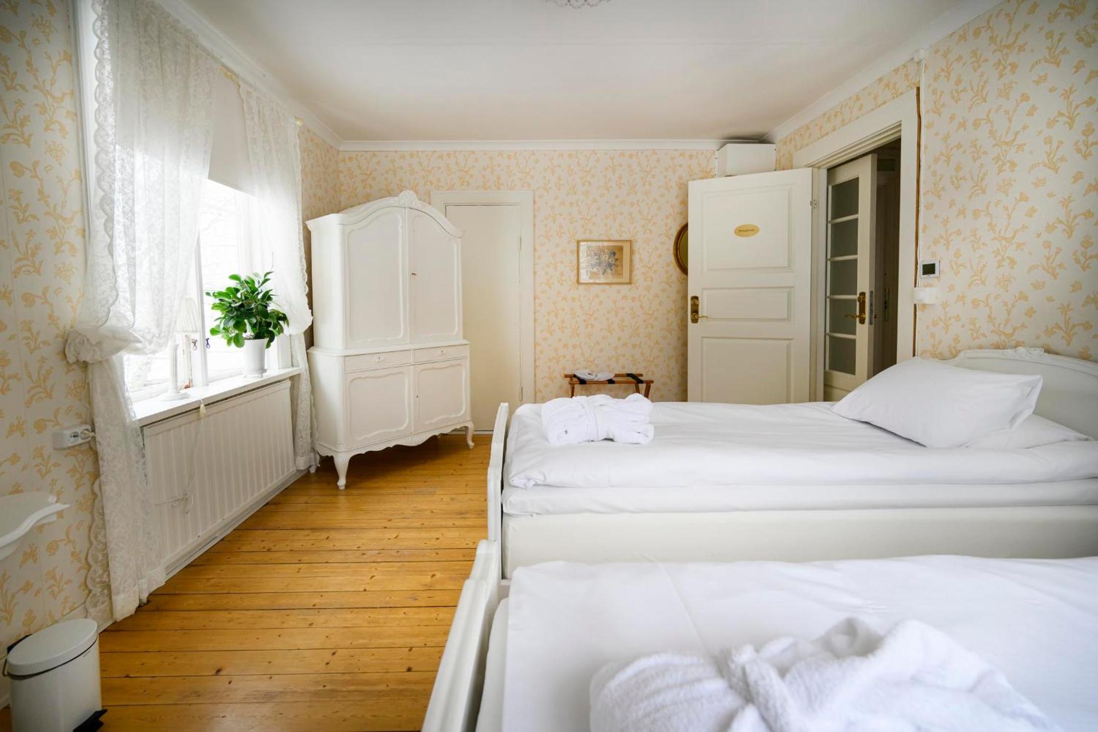 Single Room with Private External Bathroom photo 1