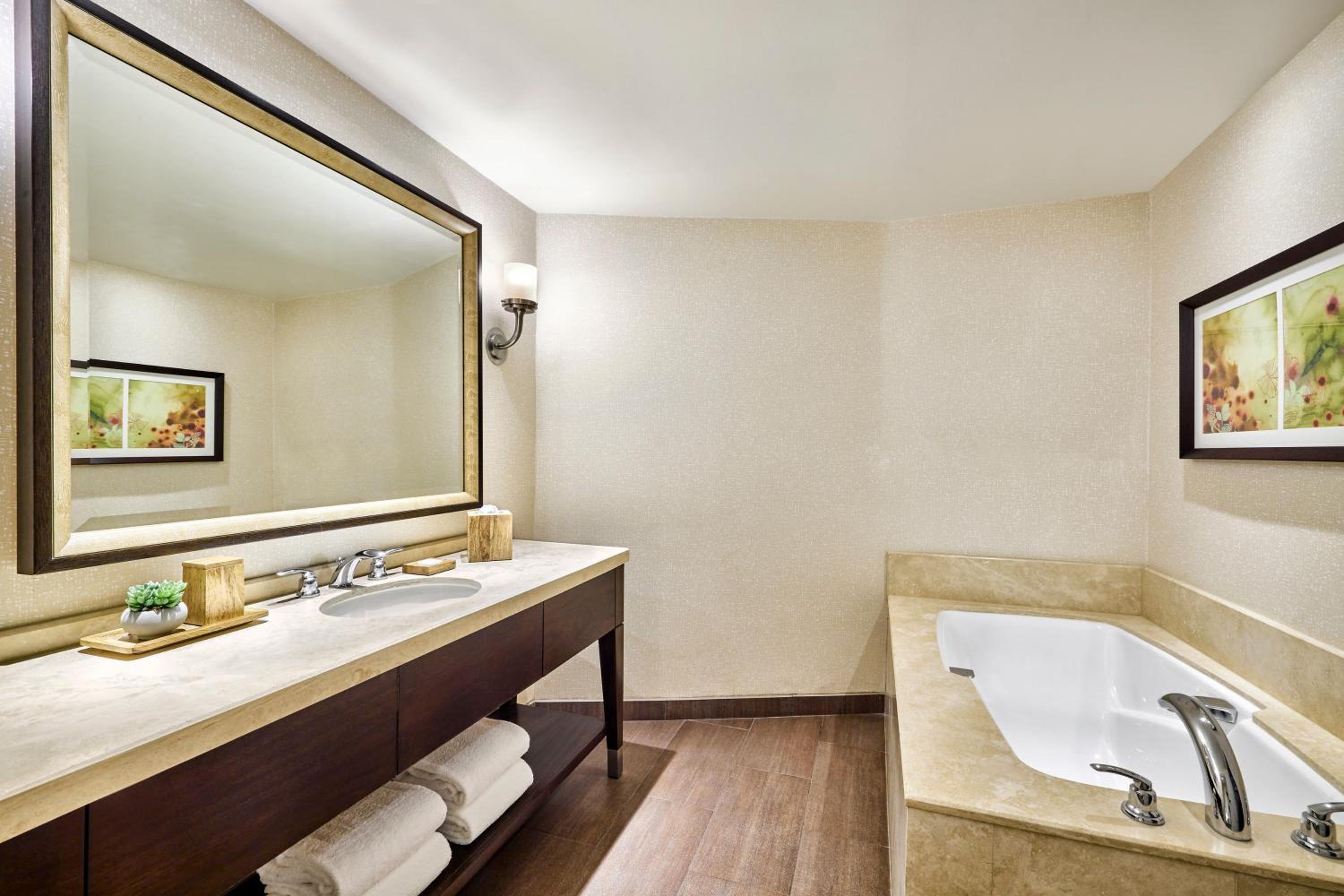 Premier Room, 1 King Bed - Photo 2