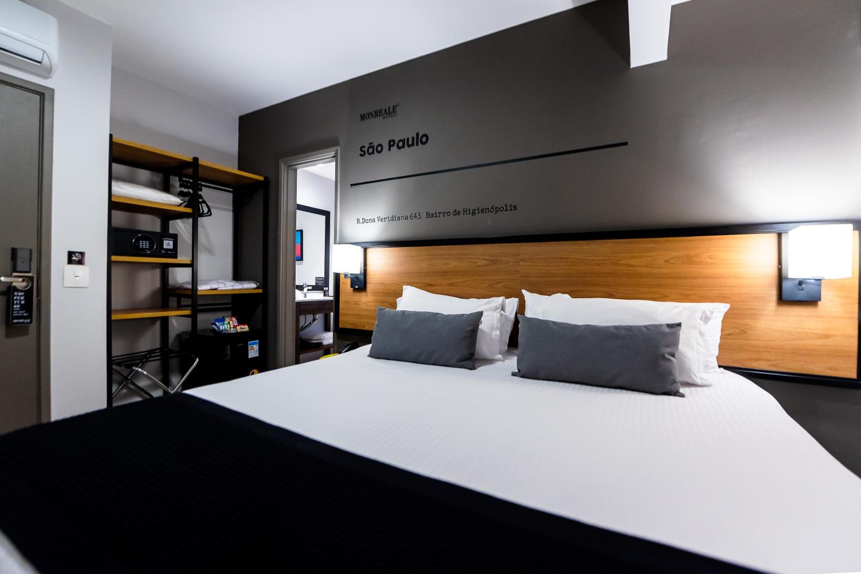 Superior King Room thumbnail 6