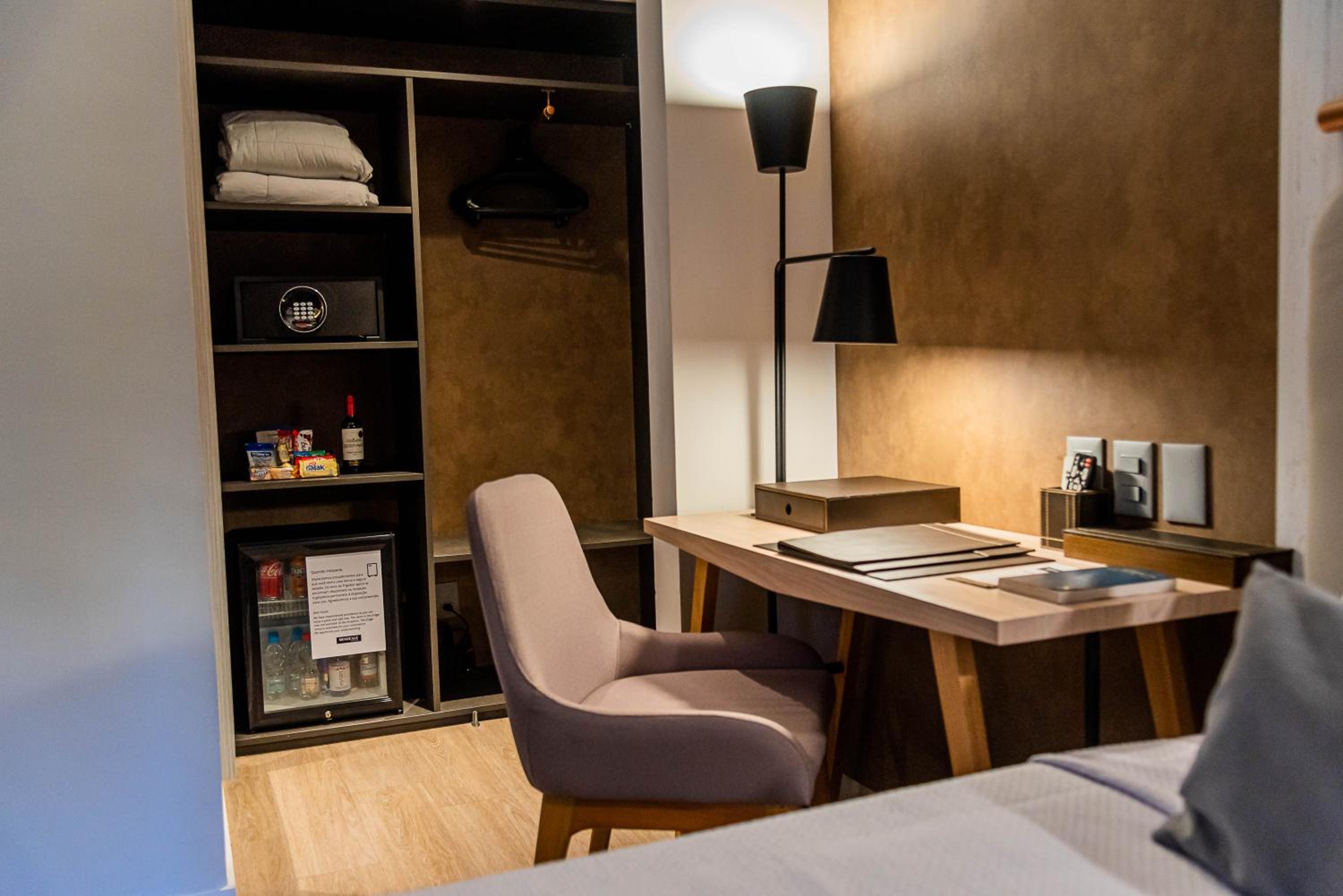 Superior Twin Room thumbnail 6