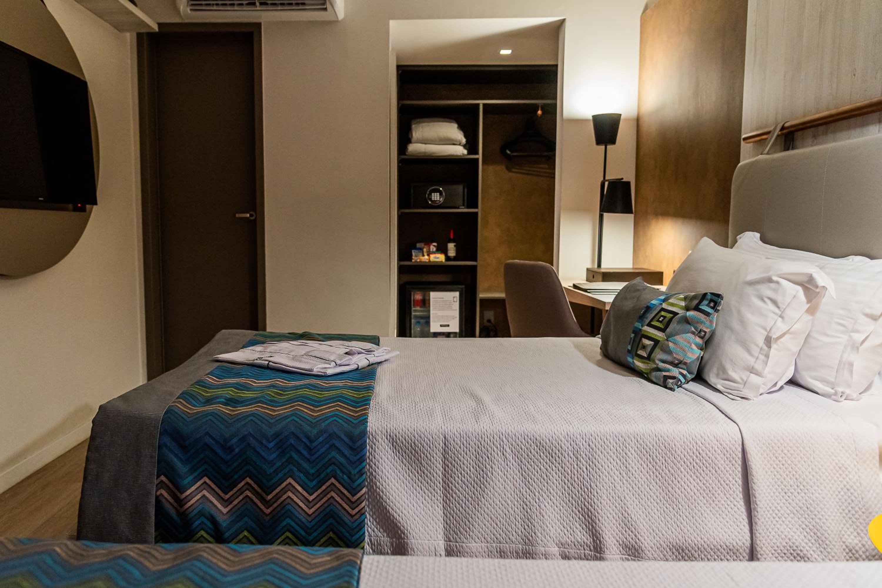 Superior Twin Room thumbnail 6