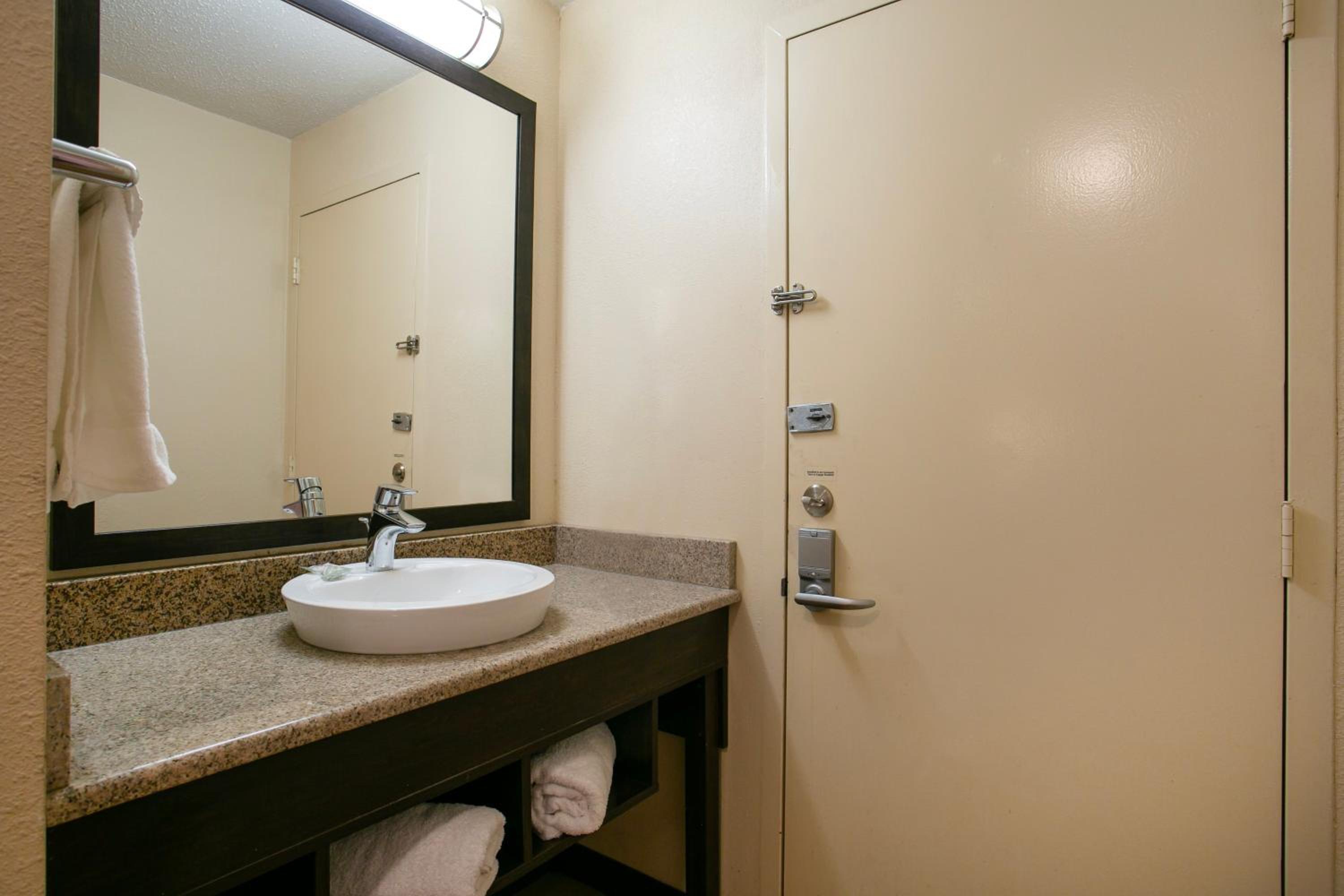 Deluxe Room with One Queen Bed Smoke Free photo 2