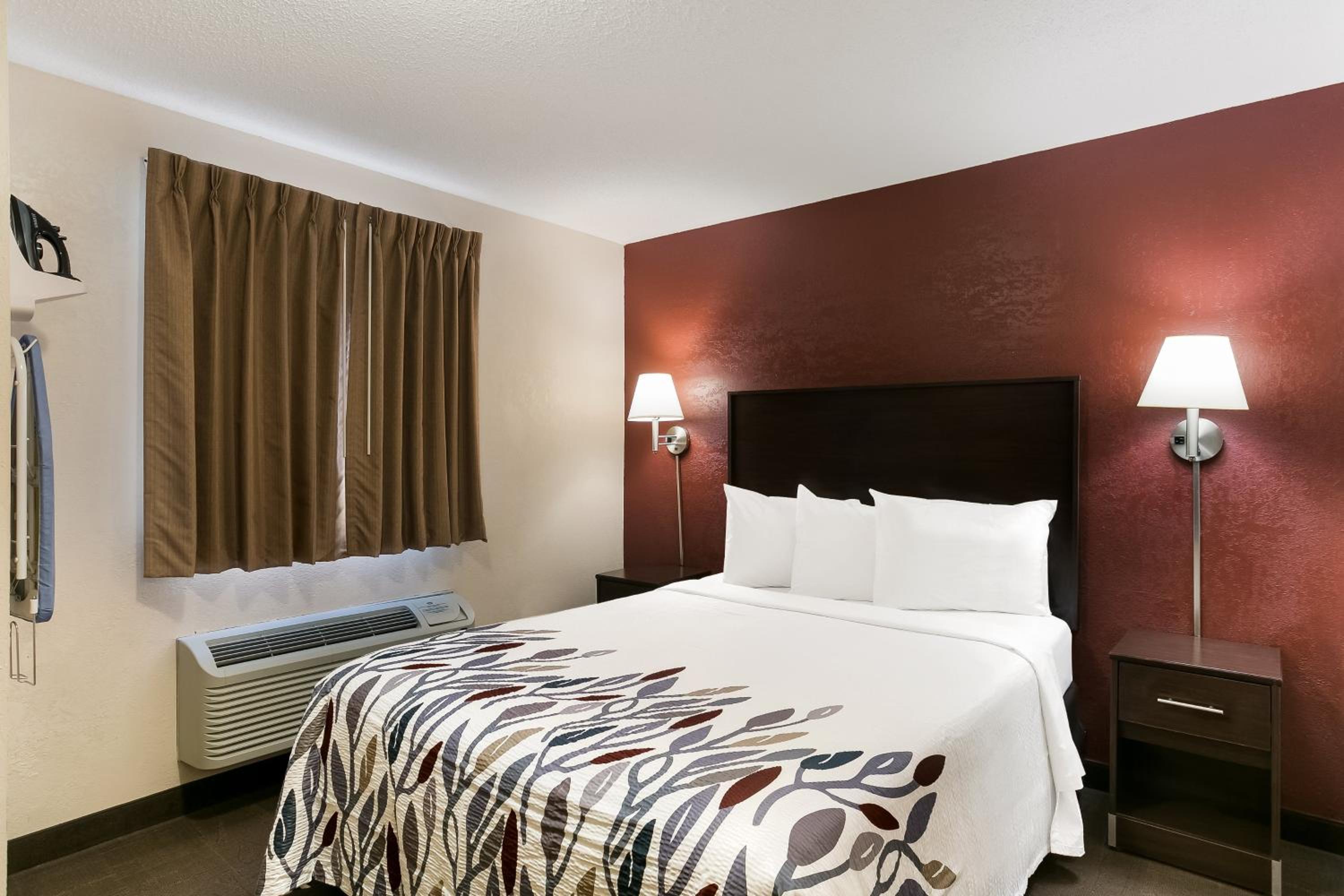 Deluxe Room with One Queen Bed Smoke Free photo 1
