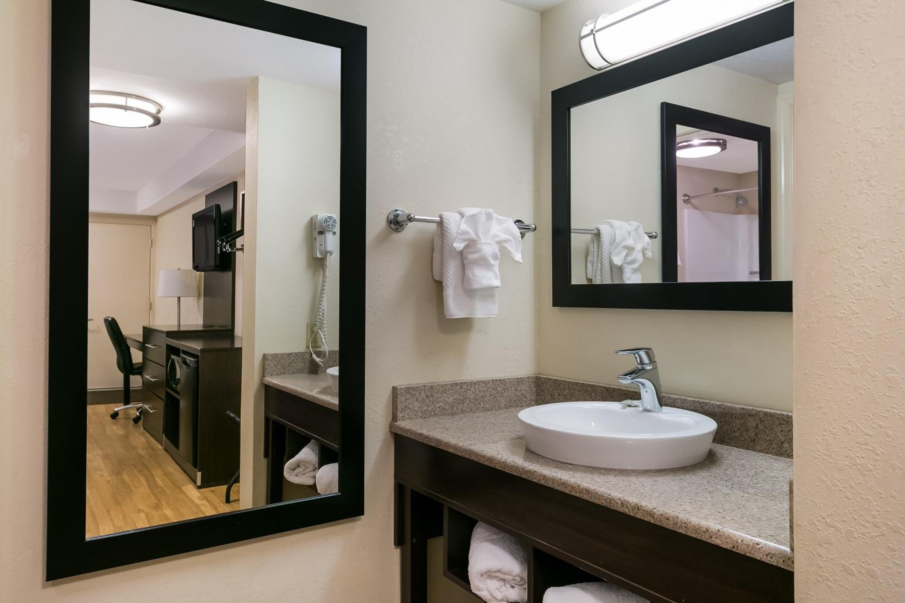 Deluxe Room with One Queen Bed Smoke Free photo 3