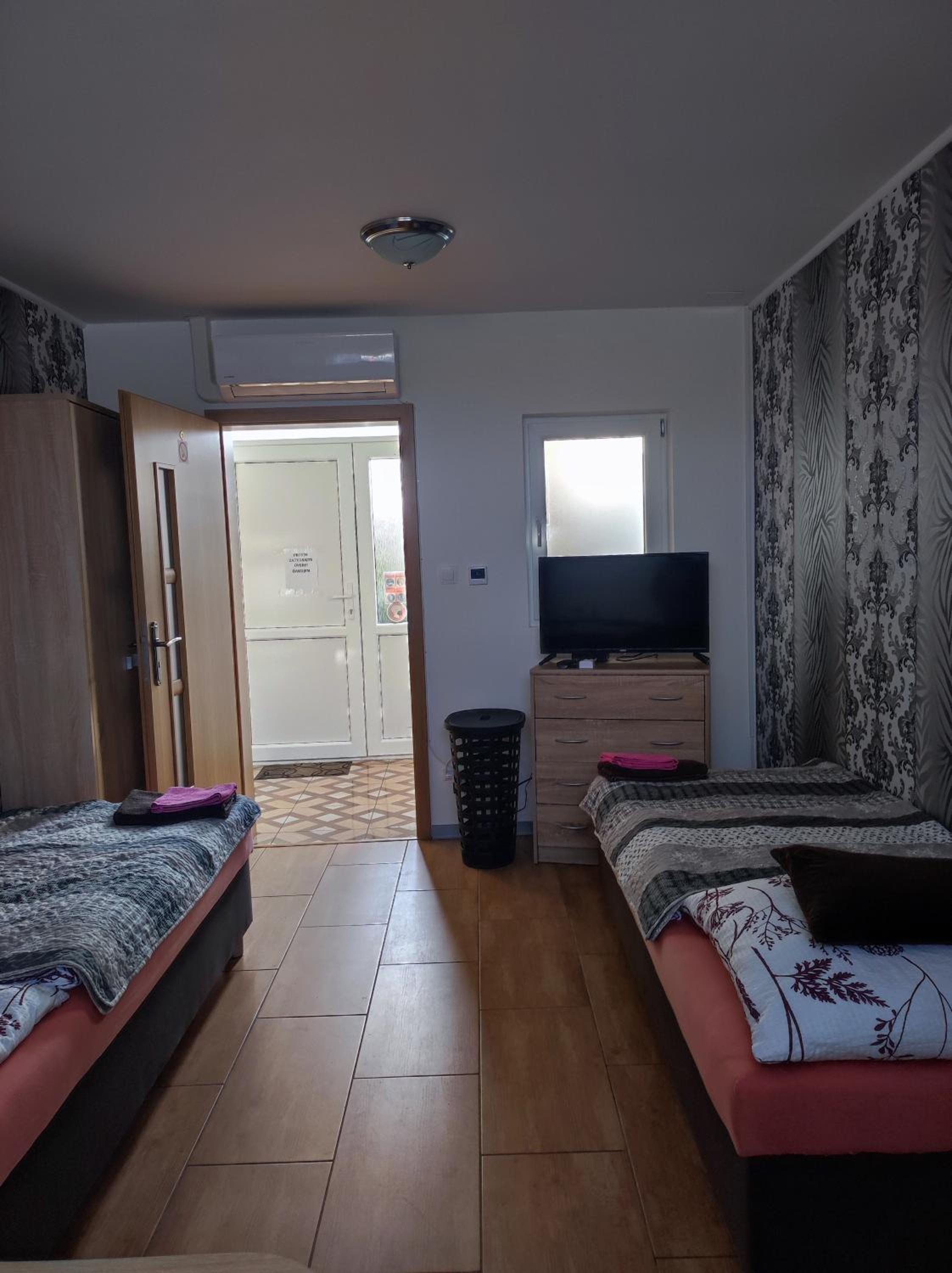 Twin Room - Photo 4
