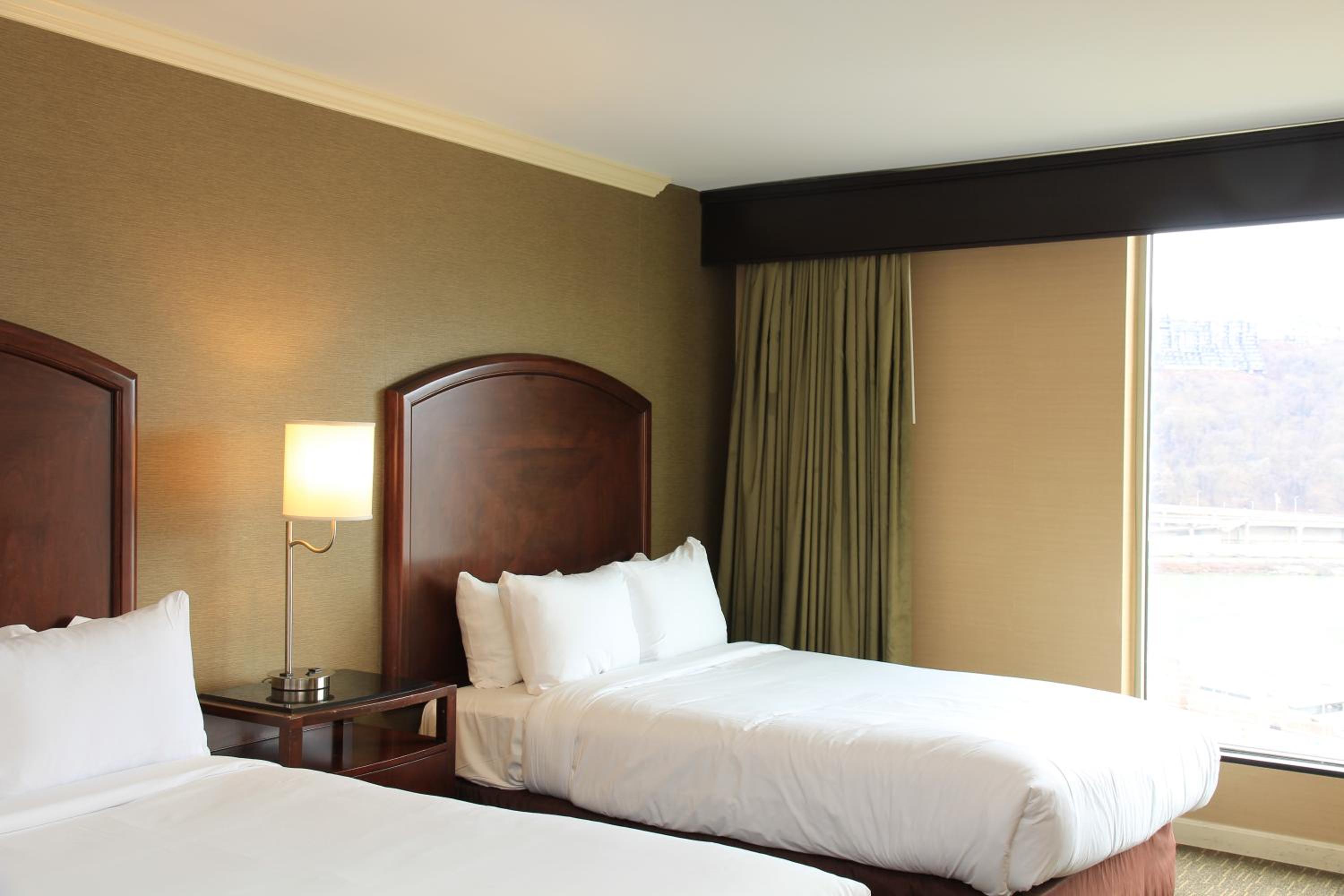 River View with Two Double Beds - Photo 9