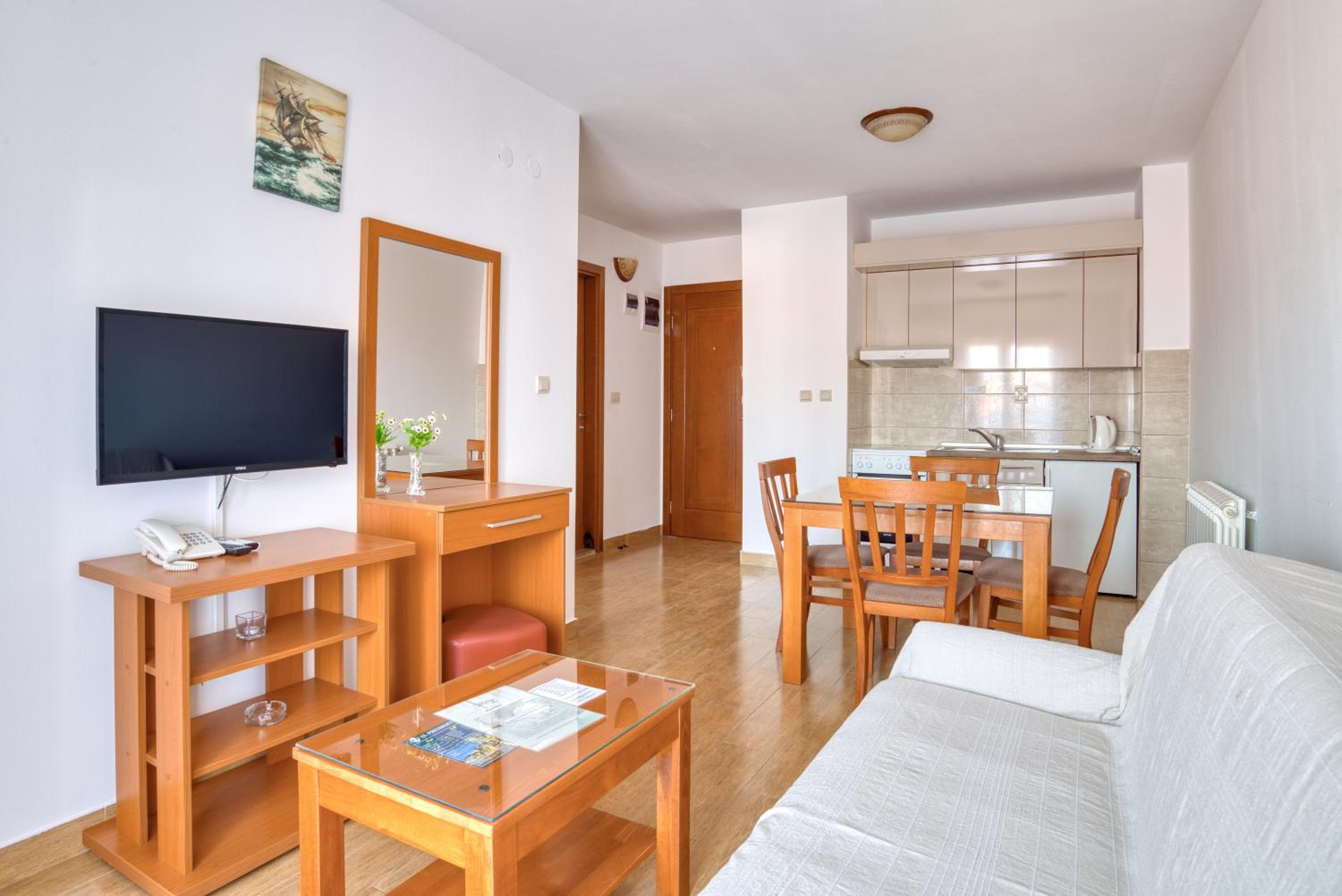 Premier One-Bedroom Apartment with Sea View - Photo 2