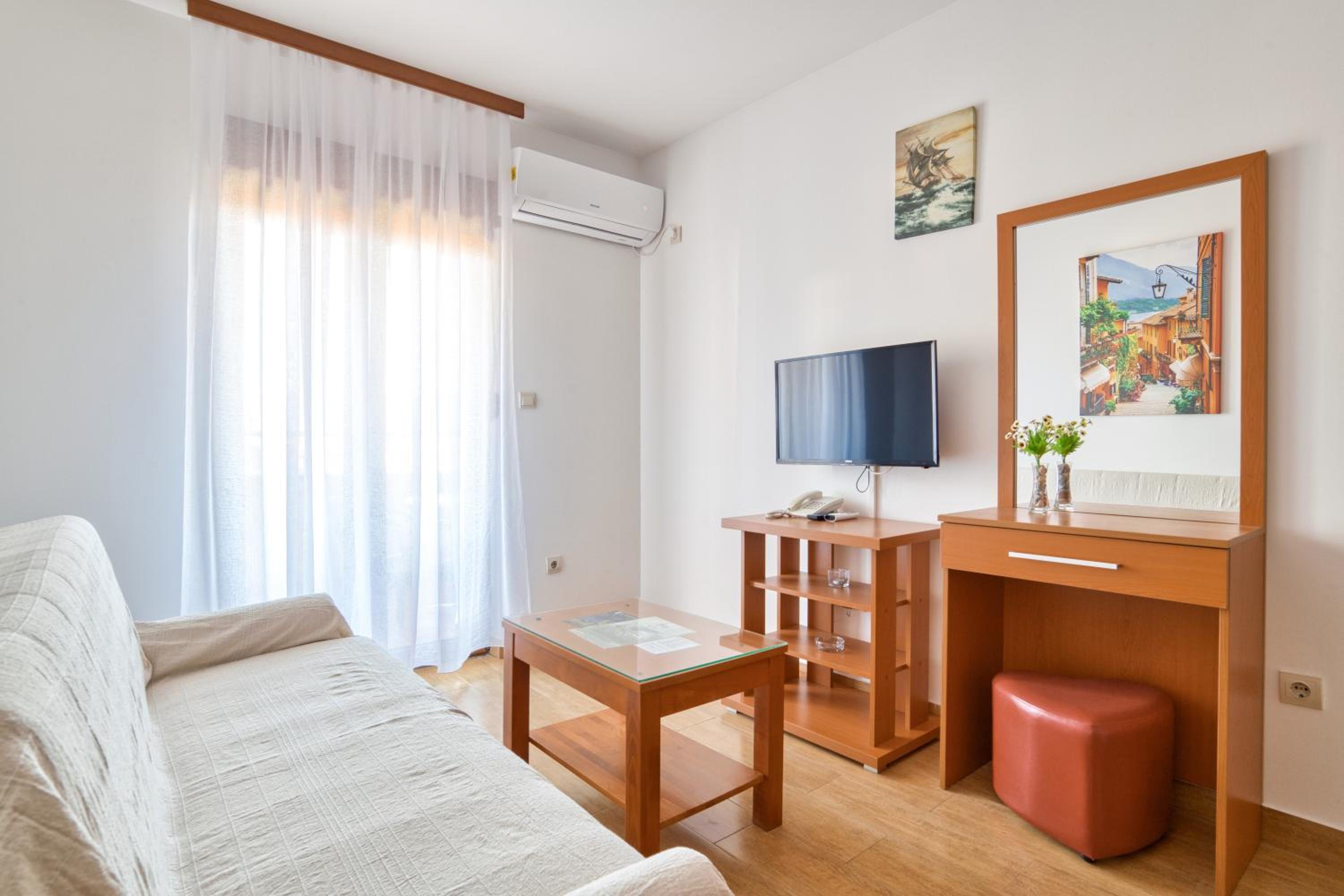 Premier One-Bedroom Apartment with Sea View - Photo 15