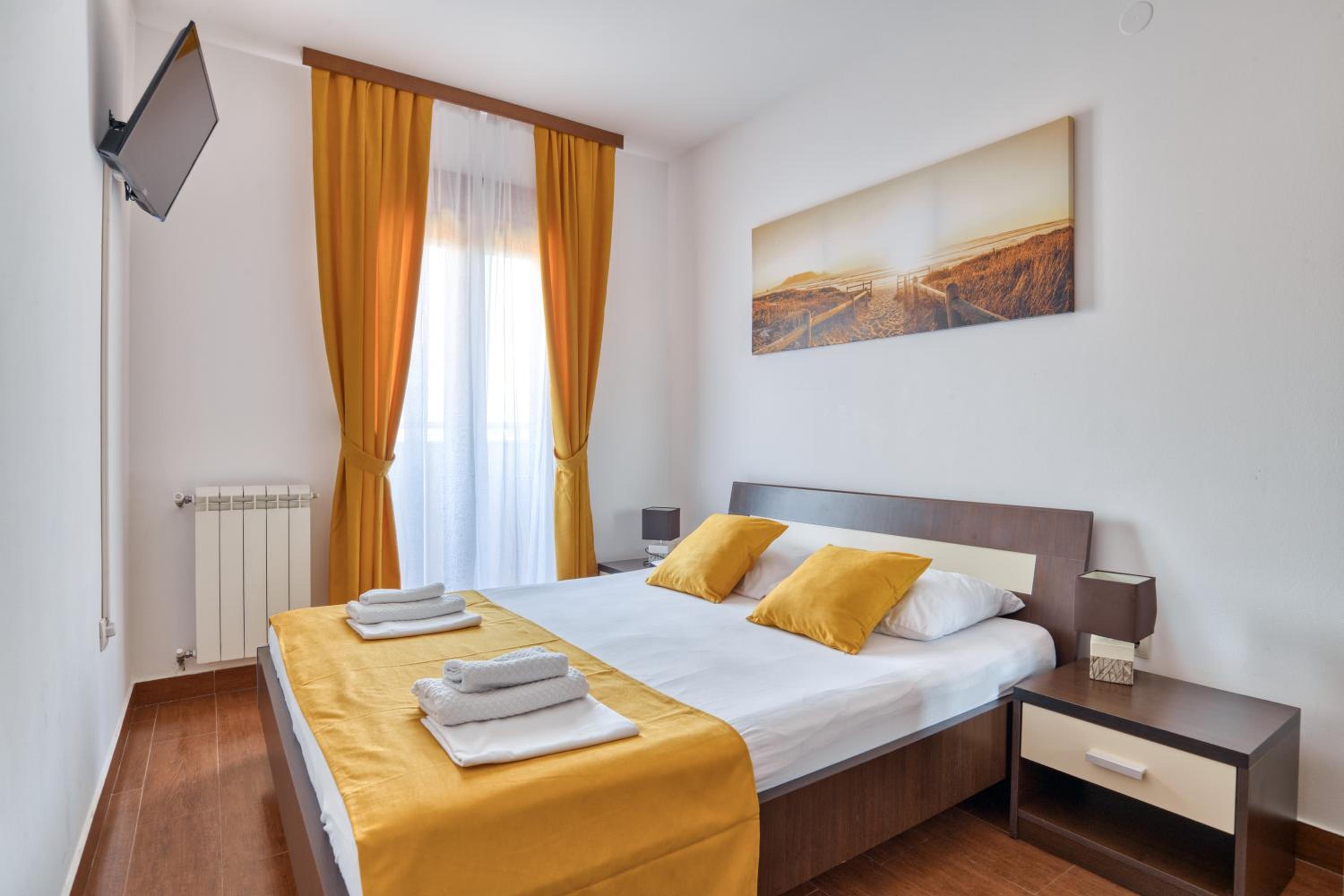 Premier One-Bedroom Apartment with Sea View - Photo 19