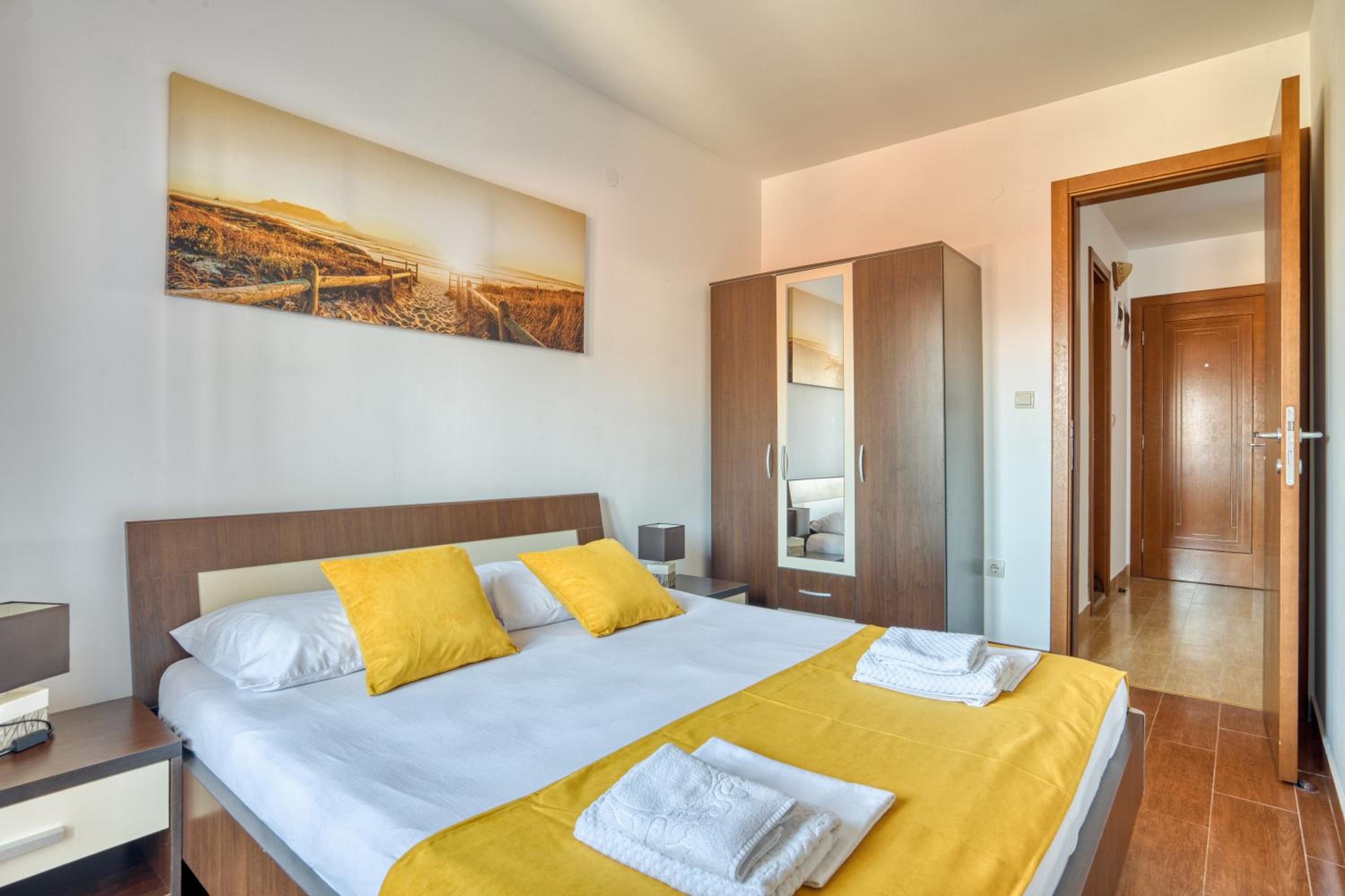 Premier One-Bedroom Apartment with Sea View - Photo 21
