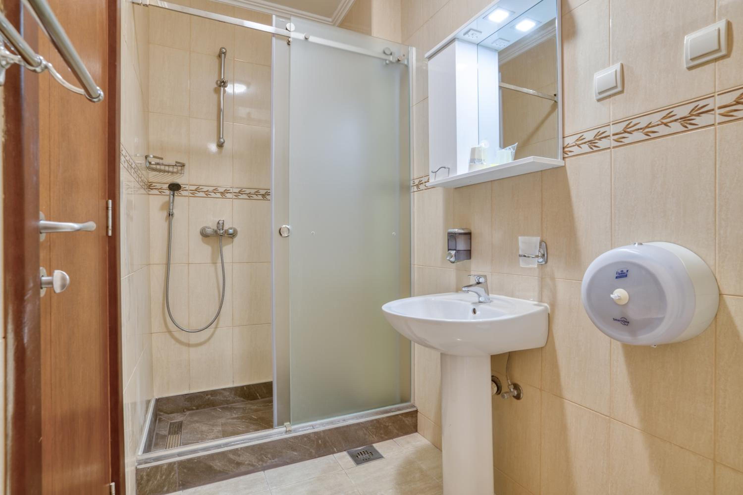 Premier One-Bedroom Apartment with Sea View - Photo 17