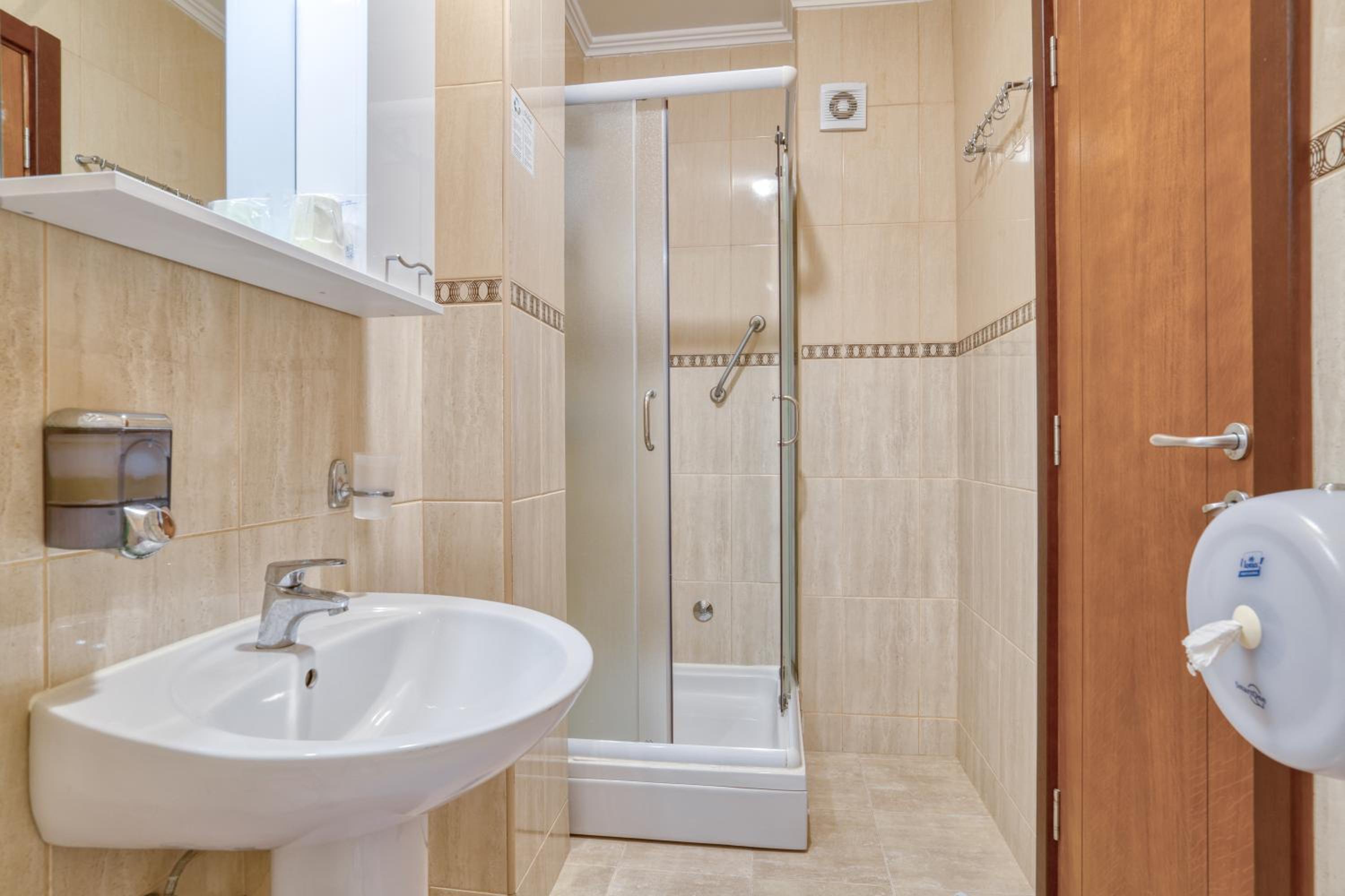 Premier One-Bedroom Apartment with Sea View - Photo 18