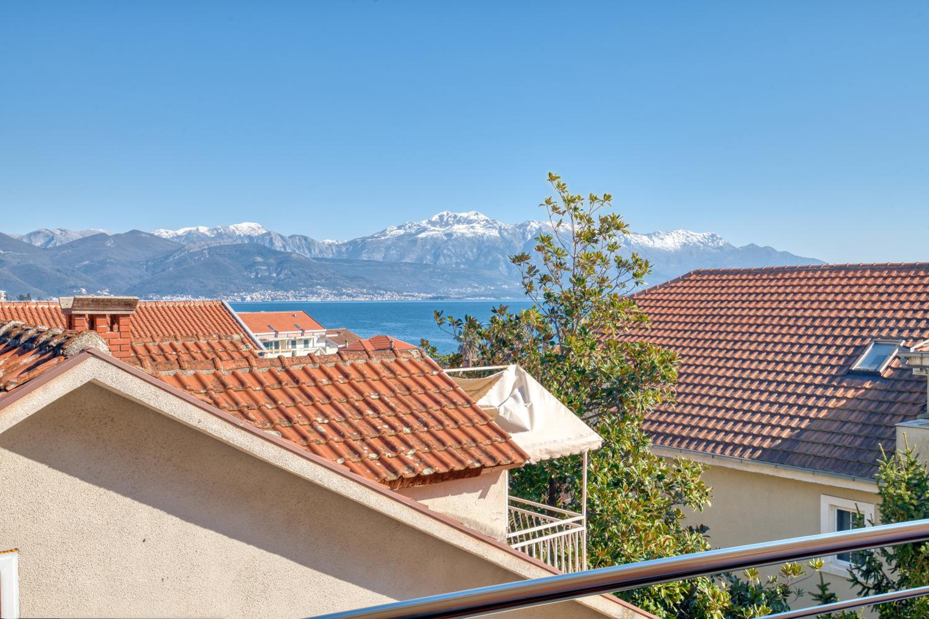 Premier One-Bedroom Apartment with Sea View - Photo 7