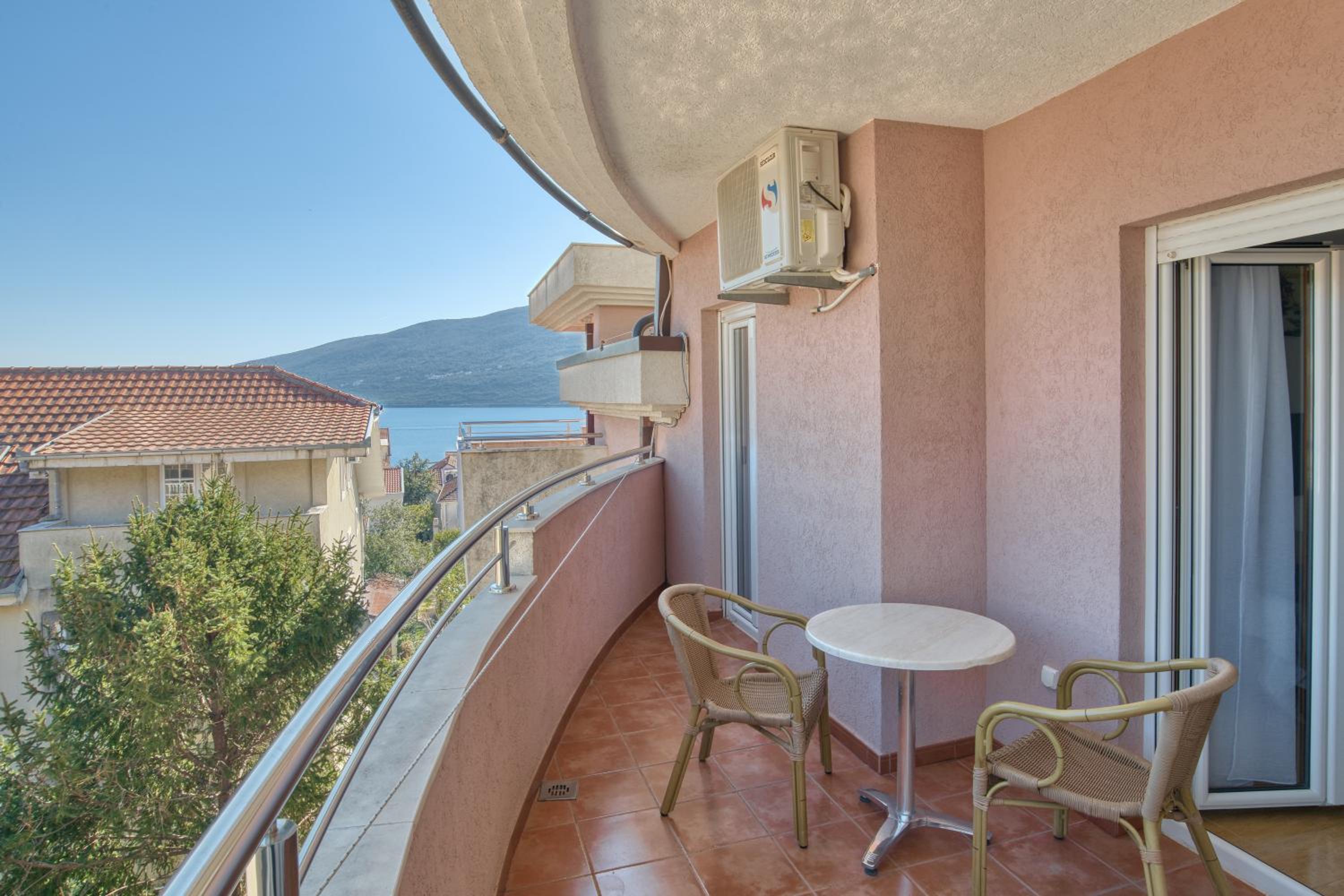 Premier One-Bedroom Apartment with Sea View - Photo 8