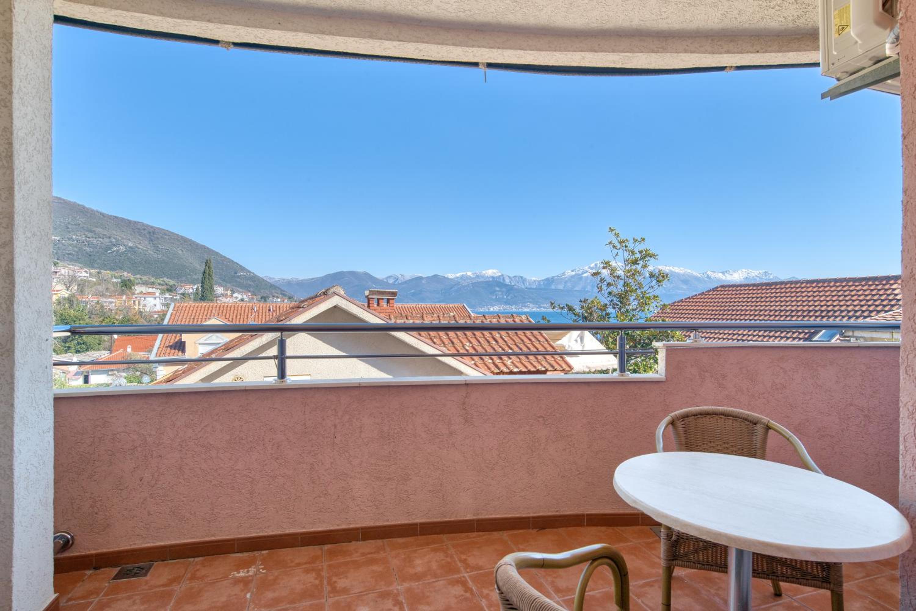 Premier One-Bedroom Apartment with Sea View - Photo 9