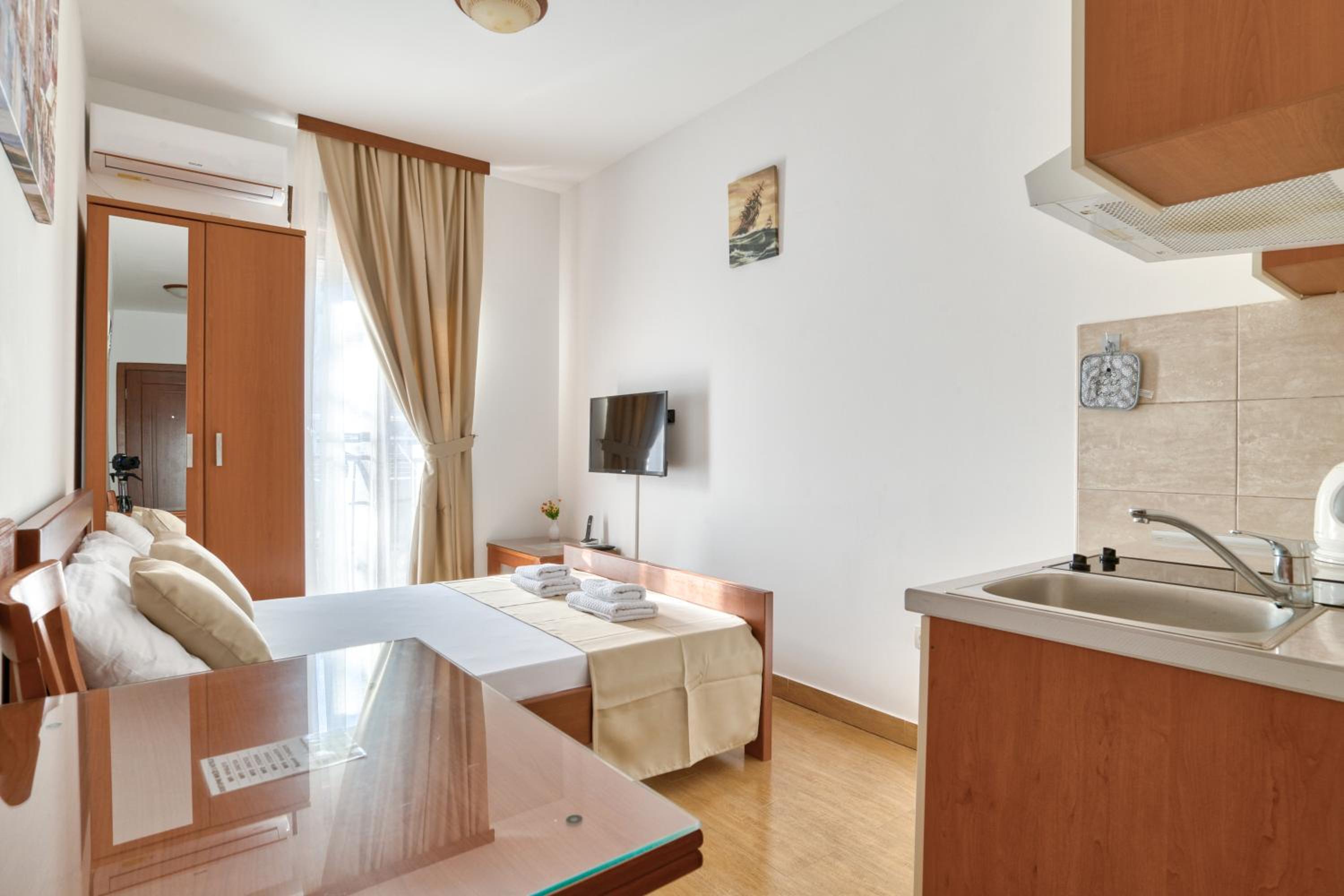 Studio Apartment - Photo 2