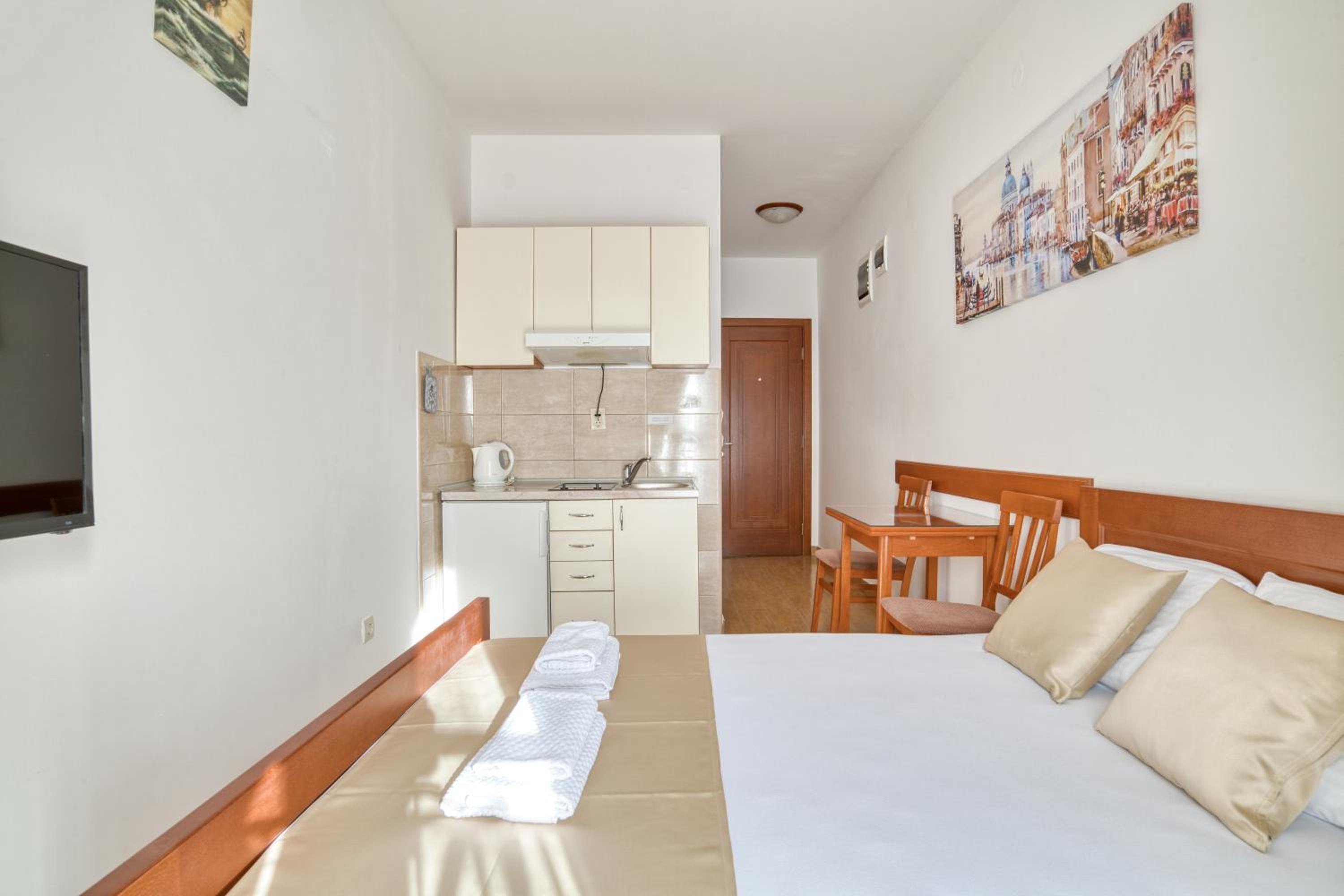 Studio Apartment - Photo 3