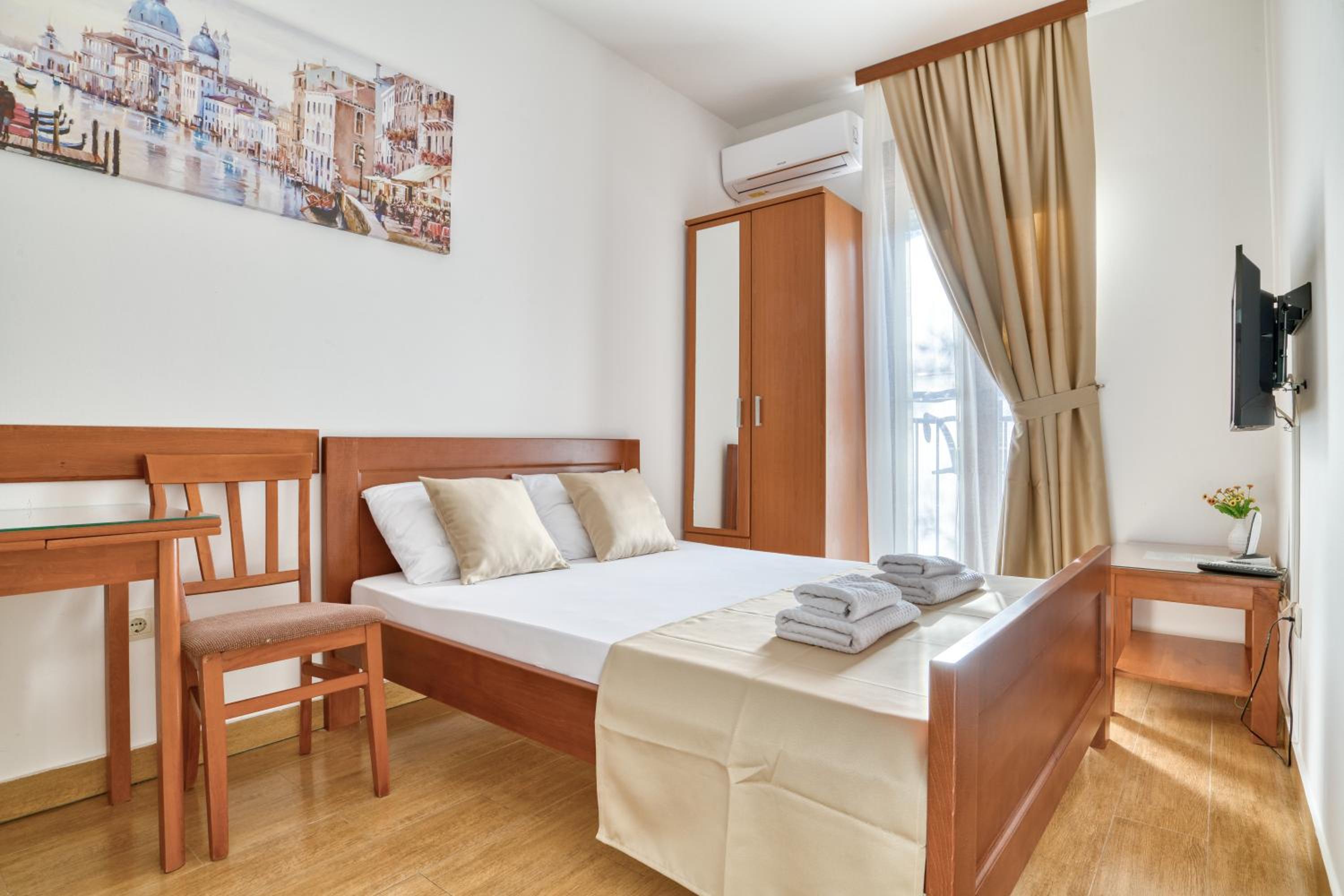 Studio Apartment - Photo 1
