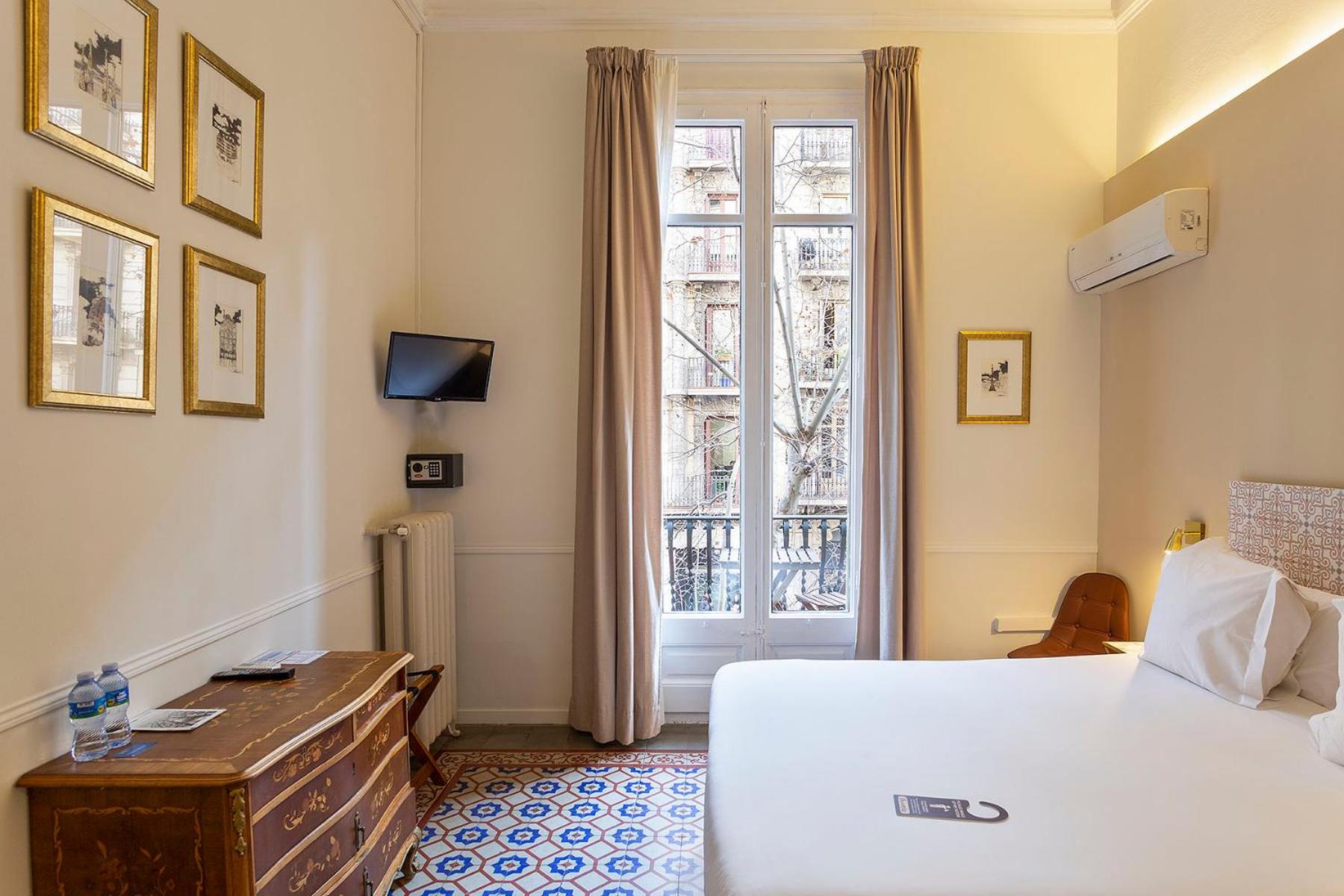 Habitación Doble con Balcón y Vistas a la Ciudad.