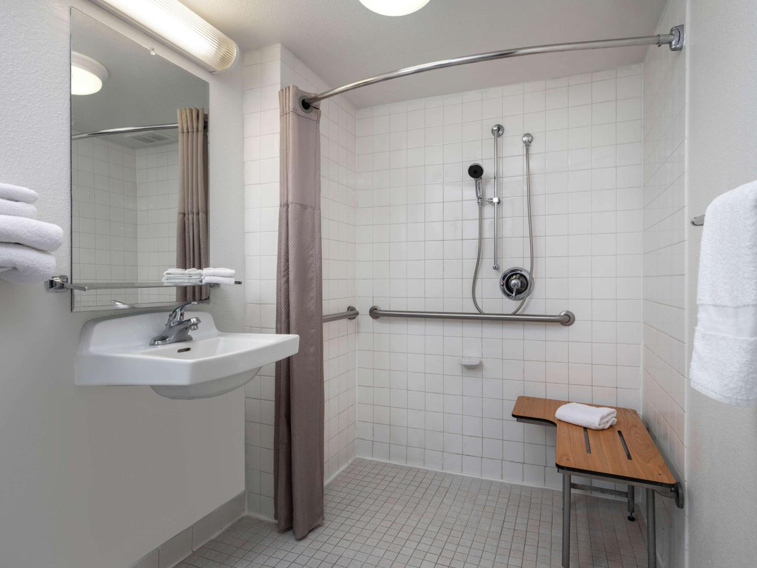 Queen Room - Disability Access - Roll in Shower photo 2