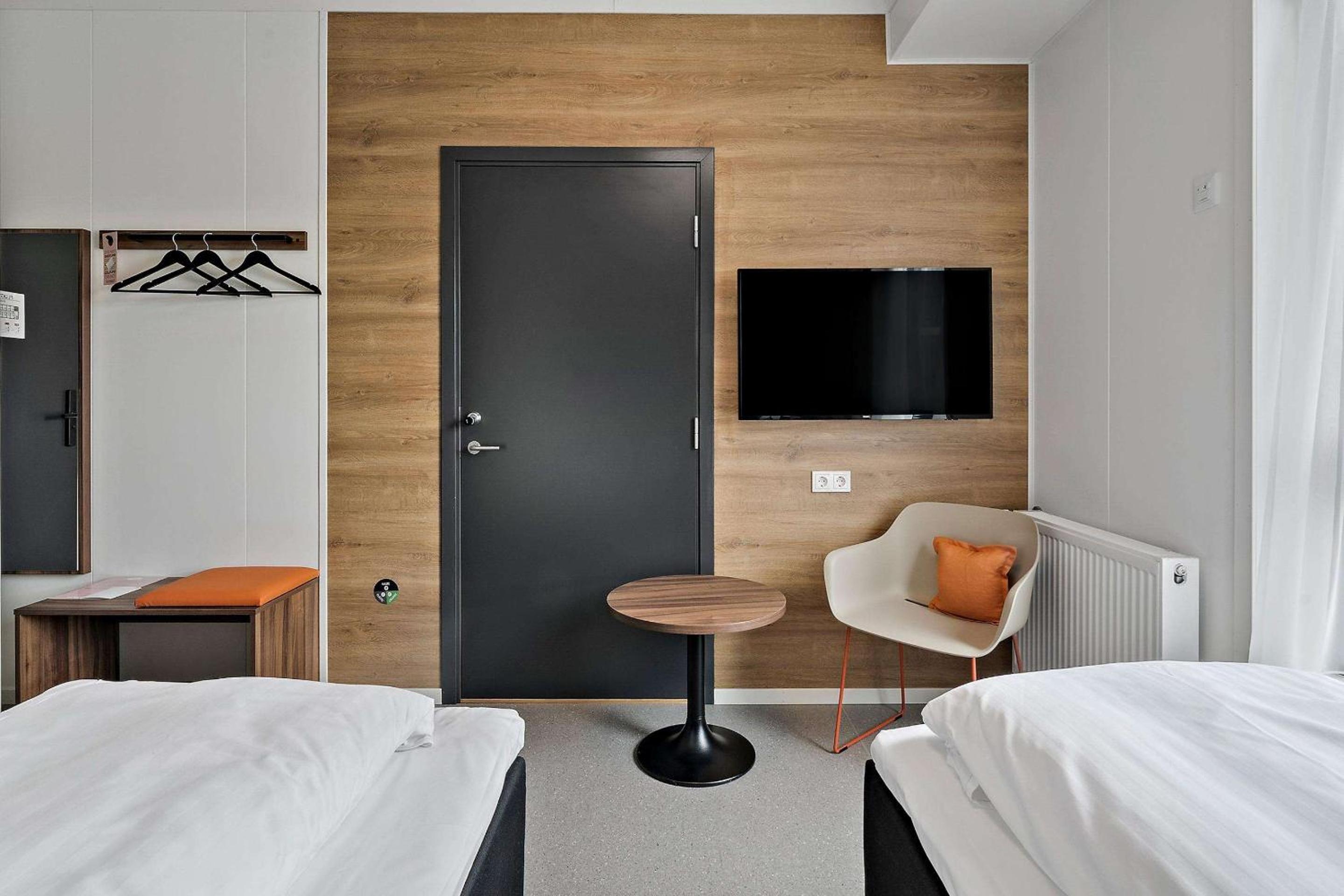 Economy Twin Room - Photo 20