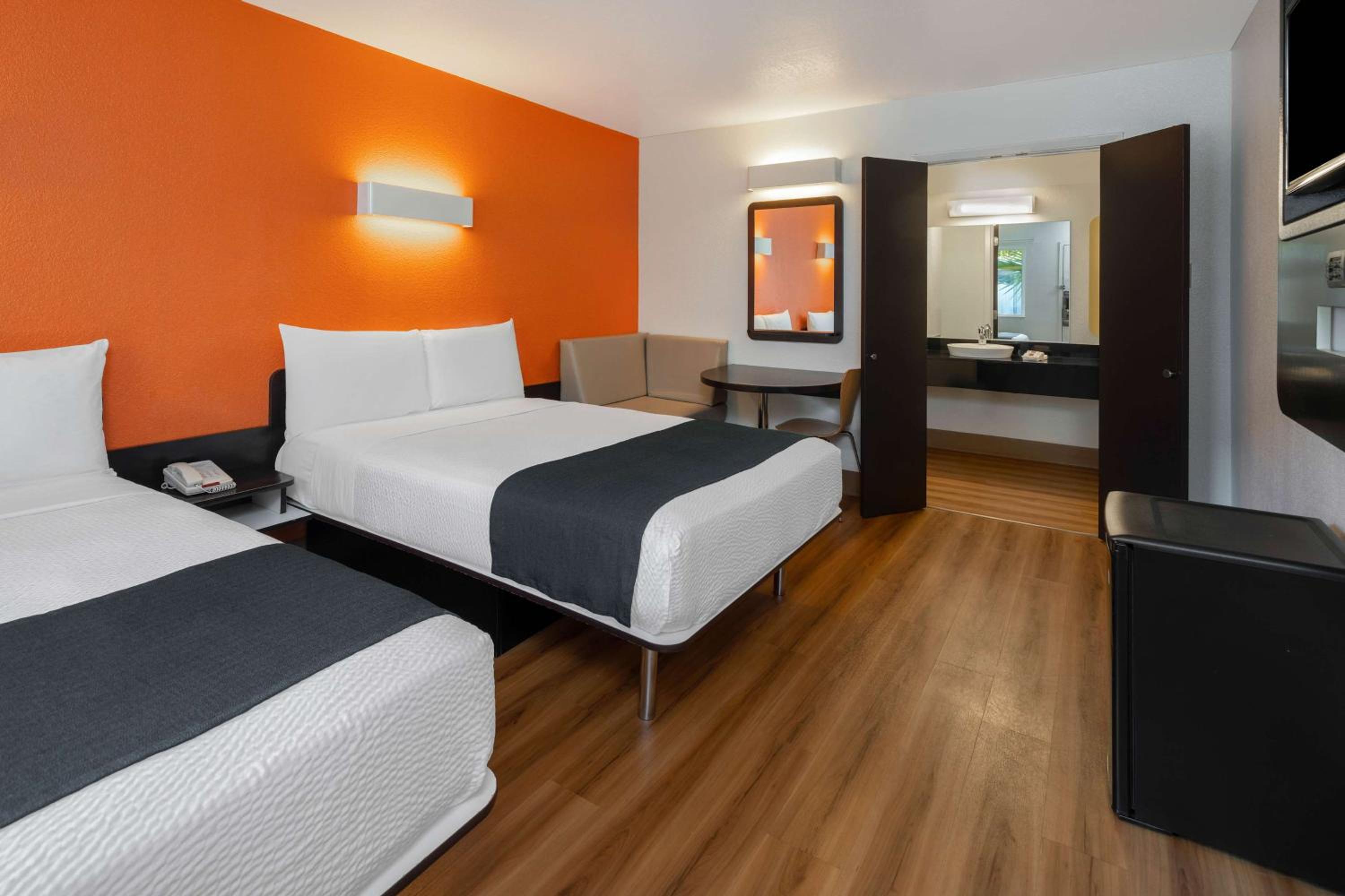 Quadruple Room - Non-Smoking photo 3