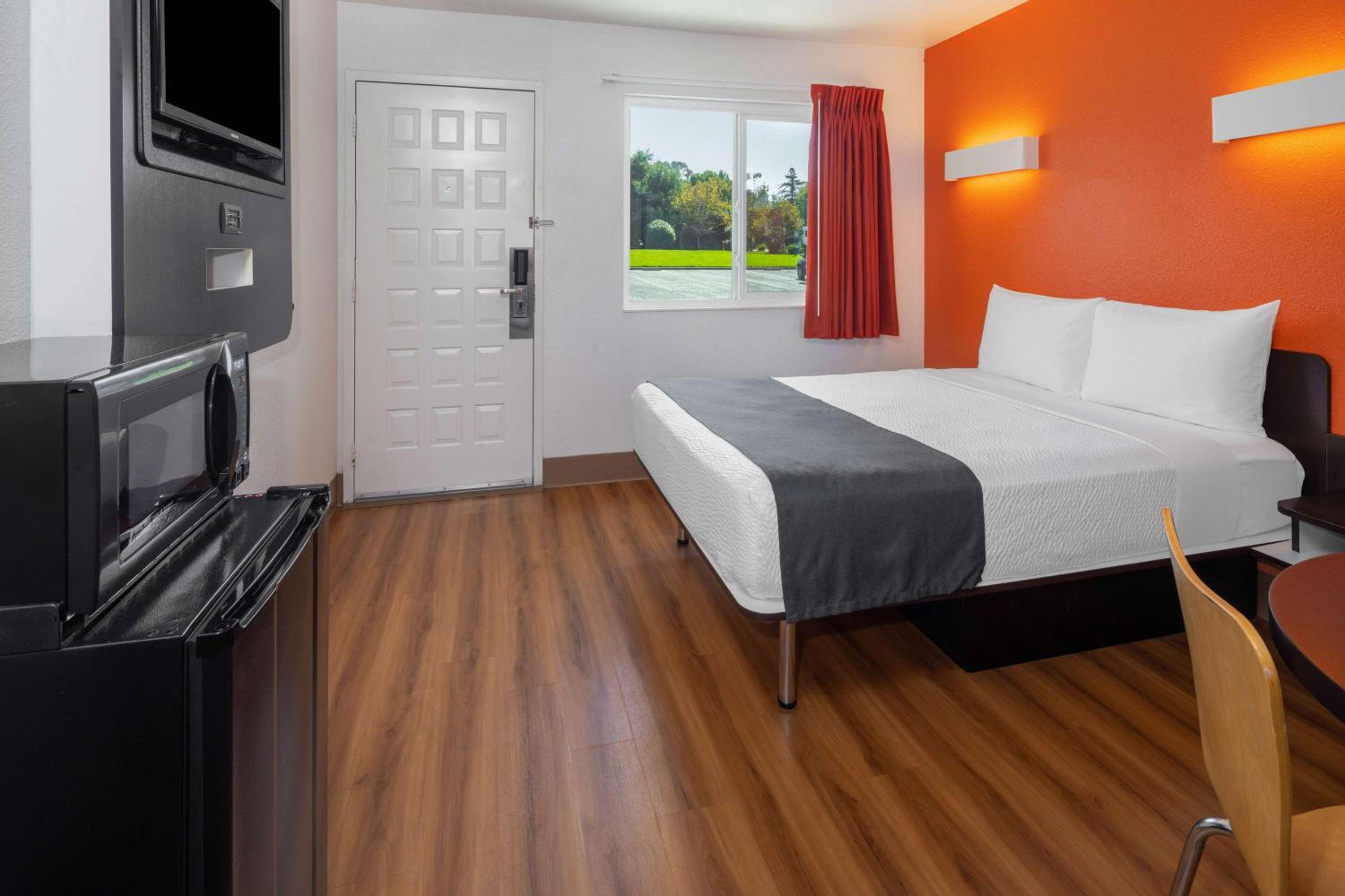 Queen Room photo 2