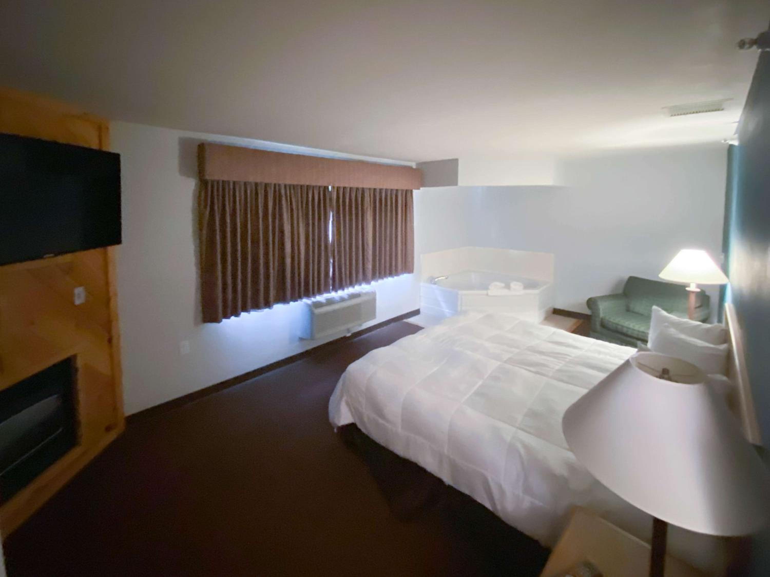 King Suite with Spa Bath - Non-Smoking - Photo 3