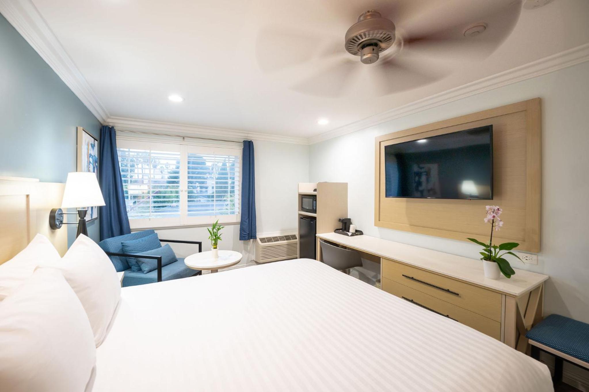 King Room - Non-Smoking - Photo 8
