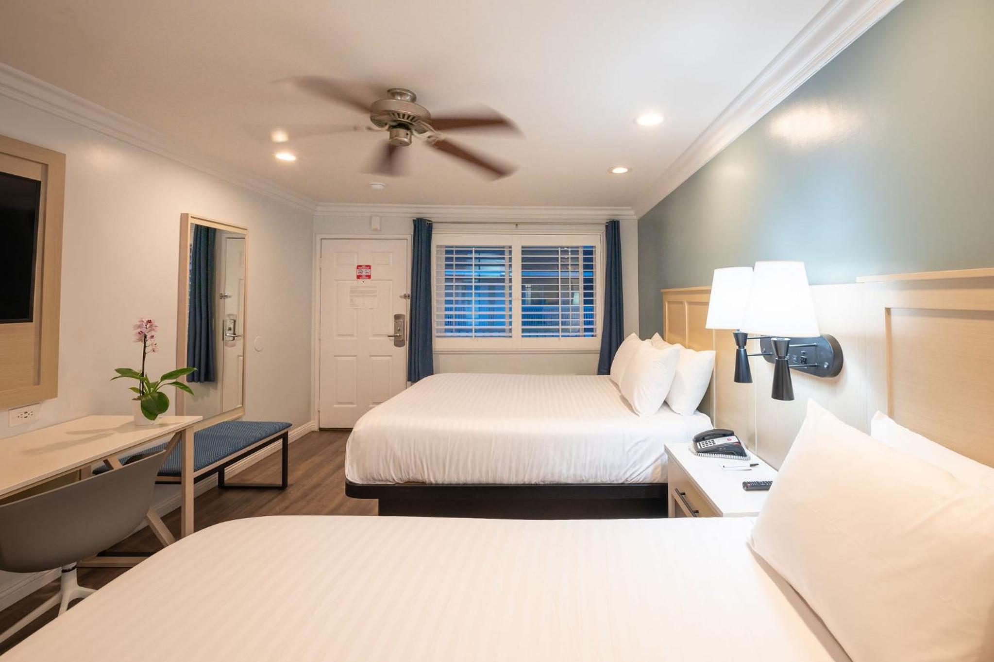 Queen Room with Two Queen Beds - Non-Smoking - Photo 11
